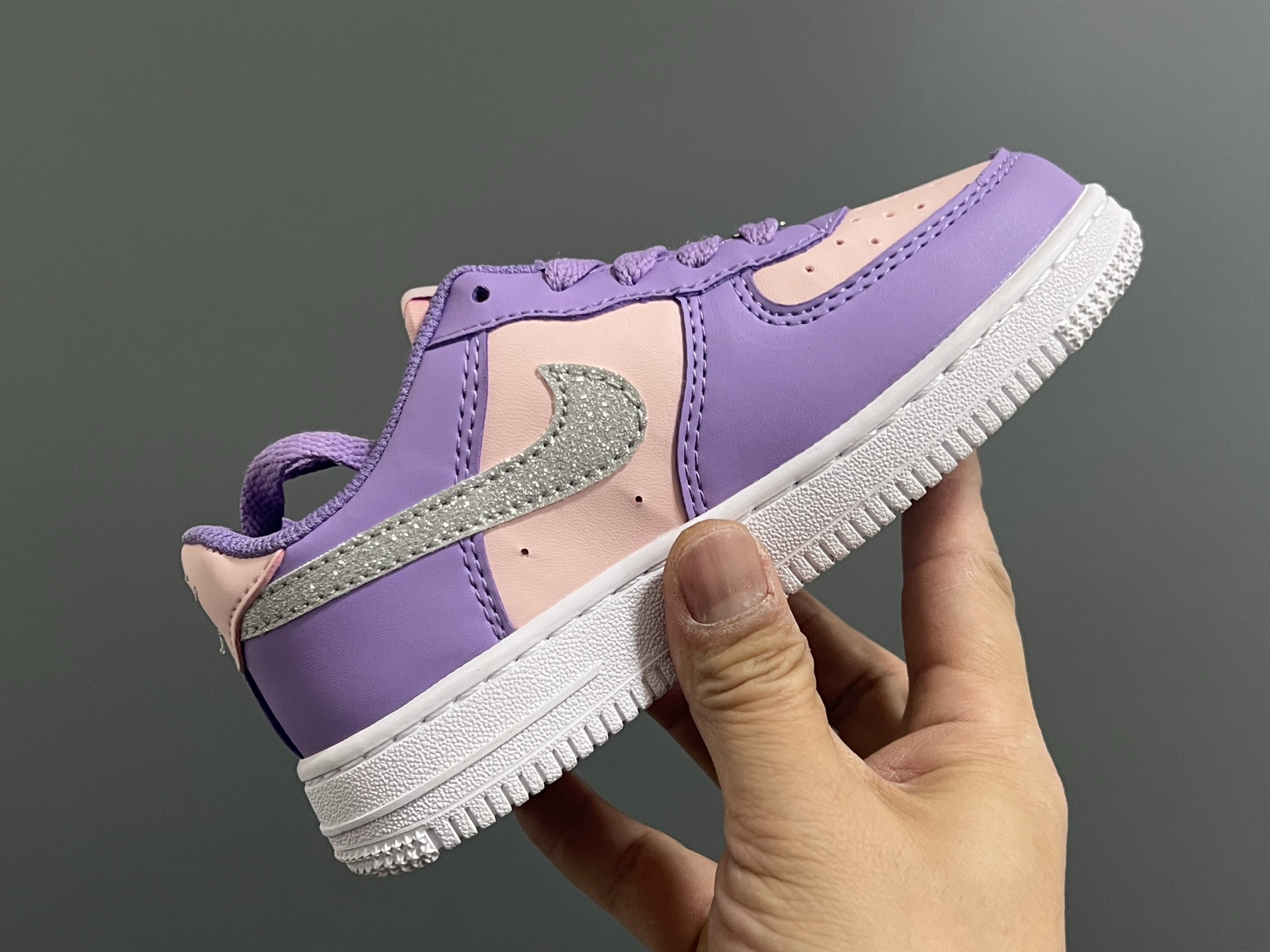 图片[6]-NK新款空一号卡通低帮鞋带款儿童休闲板鞋 尺码：22-35码 经典空军一号款式🆕 优质皮料拼接，质感满满‼️ 精致卡通印花，可爱又有趣✨ 百搭又时髦get✔️-选品中心