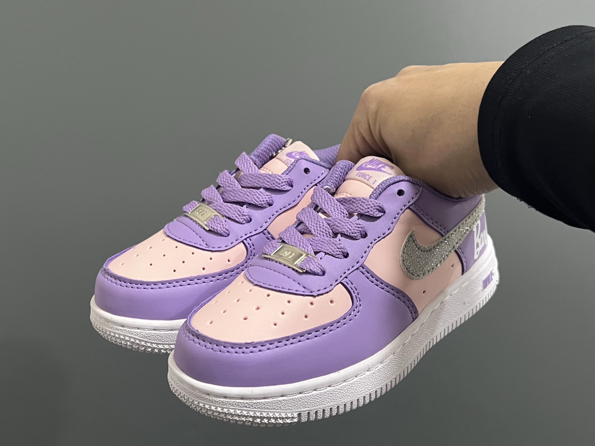 图片[2]-NK新款空一号卡通低帮鞋带款儿童休闲板鞋 尺码：22-35码 经典空军一号款式🆕 优质皮料拼接，质感满满‼️ 精致卡通印花，可爱又有趣✨ 百搭又时髦get✔️-选品中心