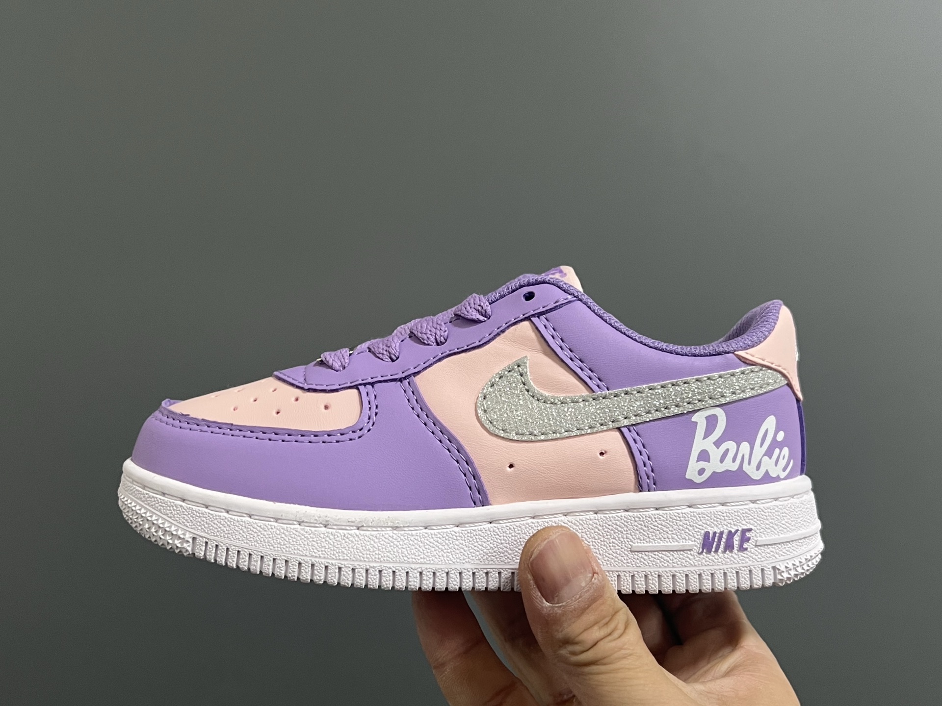 图片[4]-NK新款空一号卡通低帮鞋带款儿童休闲板鞋 尺码：22-35码 经典空军一号款式🆕 优质皮料拼接，质感满满‼️ 精致卡通印花，可爱又有趣✨ 百搭又时髦get✔️-选品中心