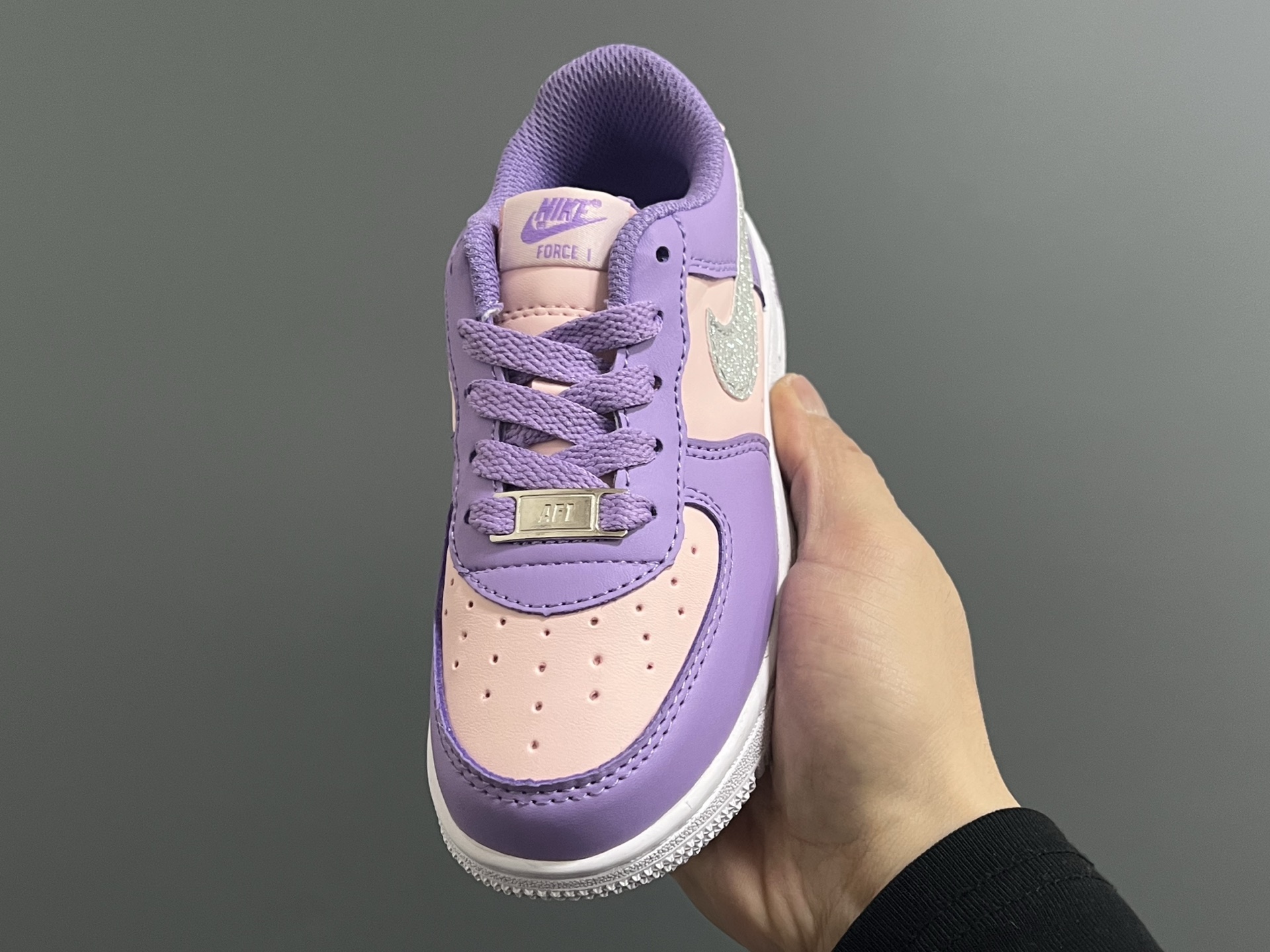 图片[3]-NK新款空一号卡通低帮鞋带款儿童休闲板鞋 尺码：22-35码 经典空军一号款式🆕 优质皮料拼接，质感满满‼️ 精致卡通印花，可爱又有趣✨ 百搭又时髦get✔️-选品中心