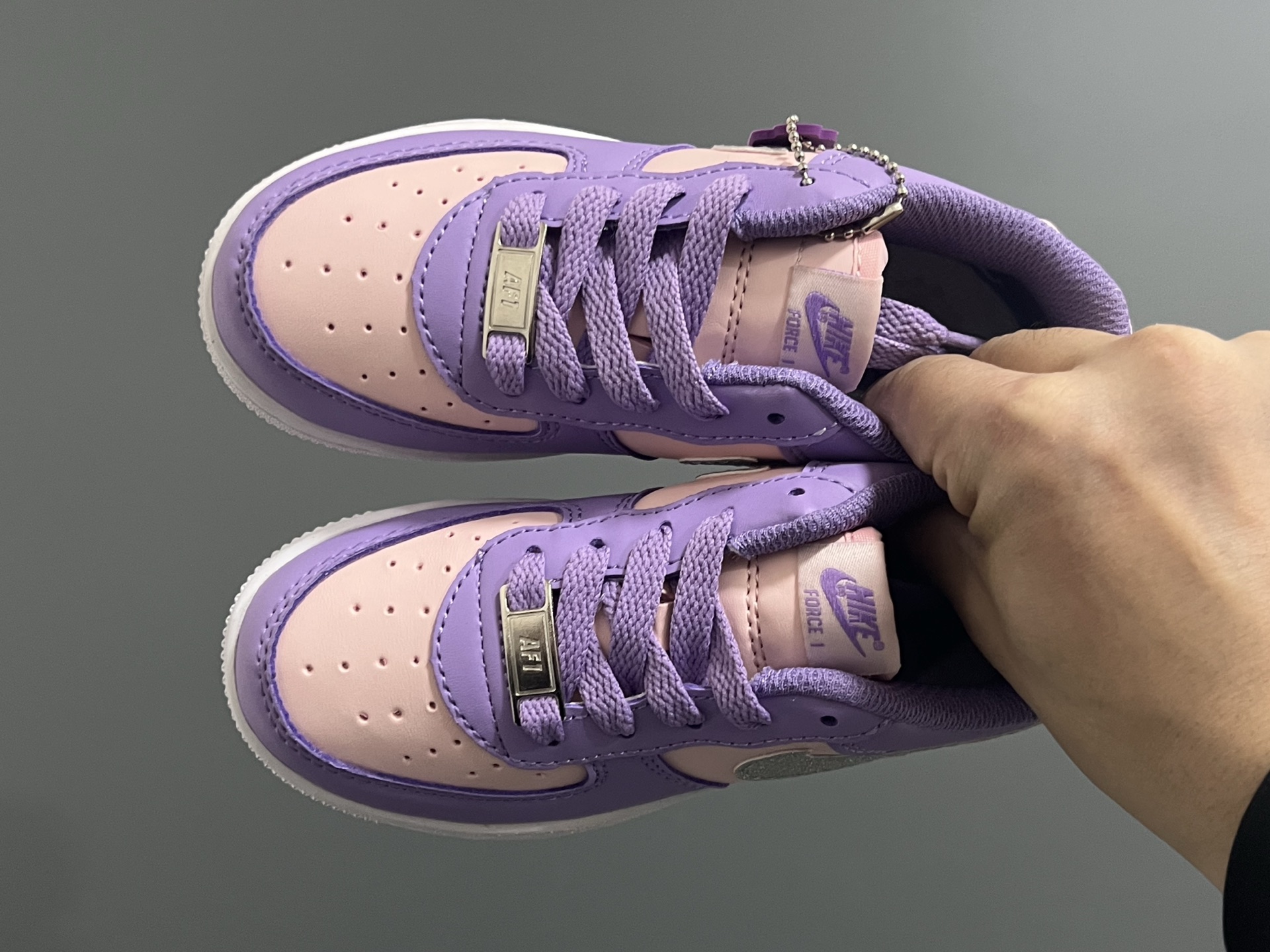 NK新款空一号卡通低帮鞋带款儿童休闲板鞋 尺码：22-35码 经典空军一号款式🆕 优质皮料拼接，质感满满‼️ 精致卡通印花，可爱又有趣✨ 百搭又时髦get✔️-选品中心