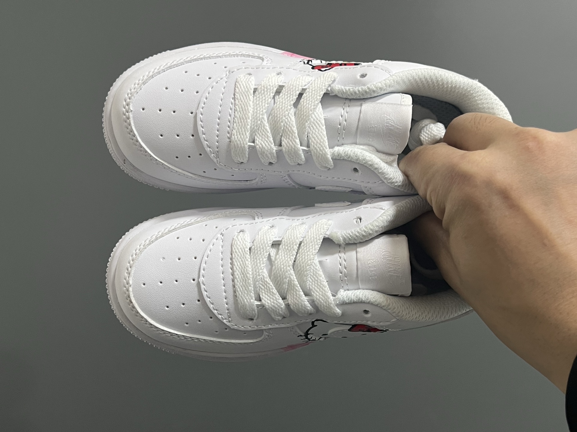 NK新款空一号卡通低帮鞋带款儿童休闲板鞋 尺码：22-35码 经典空军一号款式🆕 优质皮料拼接，质感满满‼️ 精致卡通印花，可爱又有趣✨ 百搭又时髦get✔️-选品中心