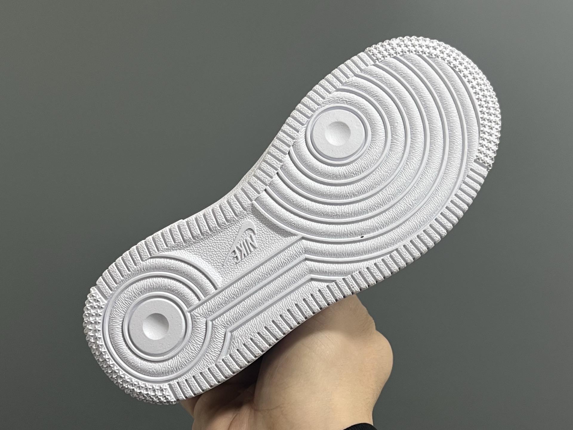 图片[5]-NK新款空一号卡通低帮鞋带款儿童休闲板鞋 尺码：22-35码 经典空军一号款式🆕 优质皮料拼接，质感满满‼️ 精致卡通印花，可爱又有趣✨ 百搭又时髦get✔️-选品中心