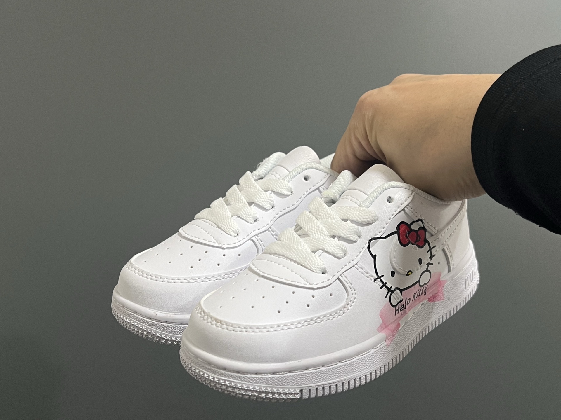 图片[2]-NK新款空一号卡通低帮鞋带款儿童休闲板鞋 尺码：22-35码 经典空军一号款式🆕 优质皮料拼接，质感满满‼️ 精致卡通印花，可爱又有趣✨ 百搭又时髦get✔️-选品中心