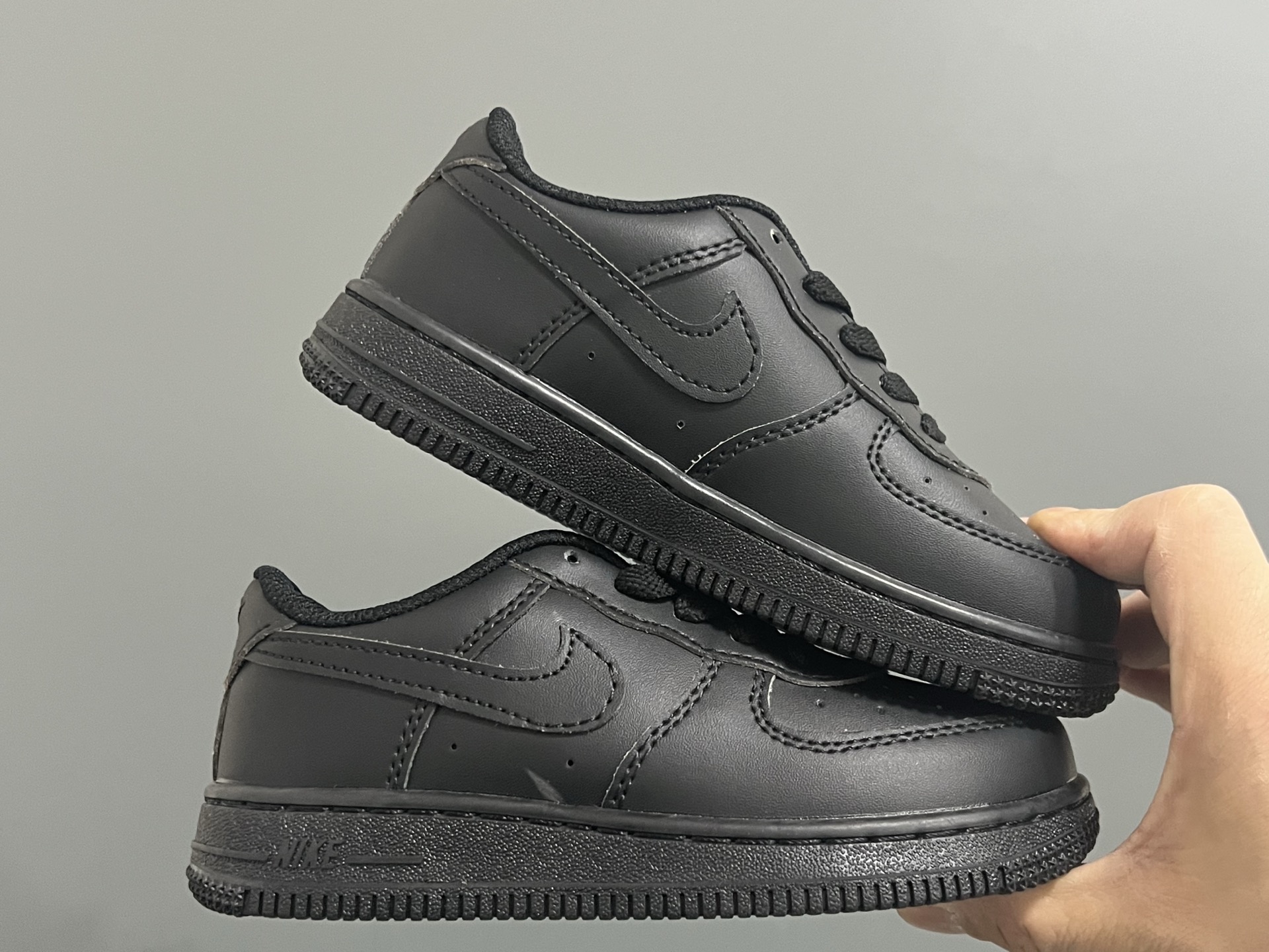 图片[9]-纯色 NK空军低帮鞋带款儿童鞋22-35码 经典空军一号款式🆕 优质皮料拼接，质感满满 精致卡通印花，可爱又有趣✨ 百搭又时髦get✔️-选品中心