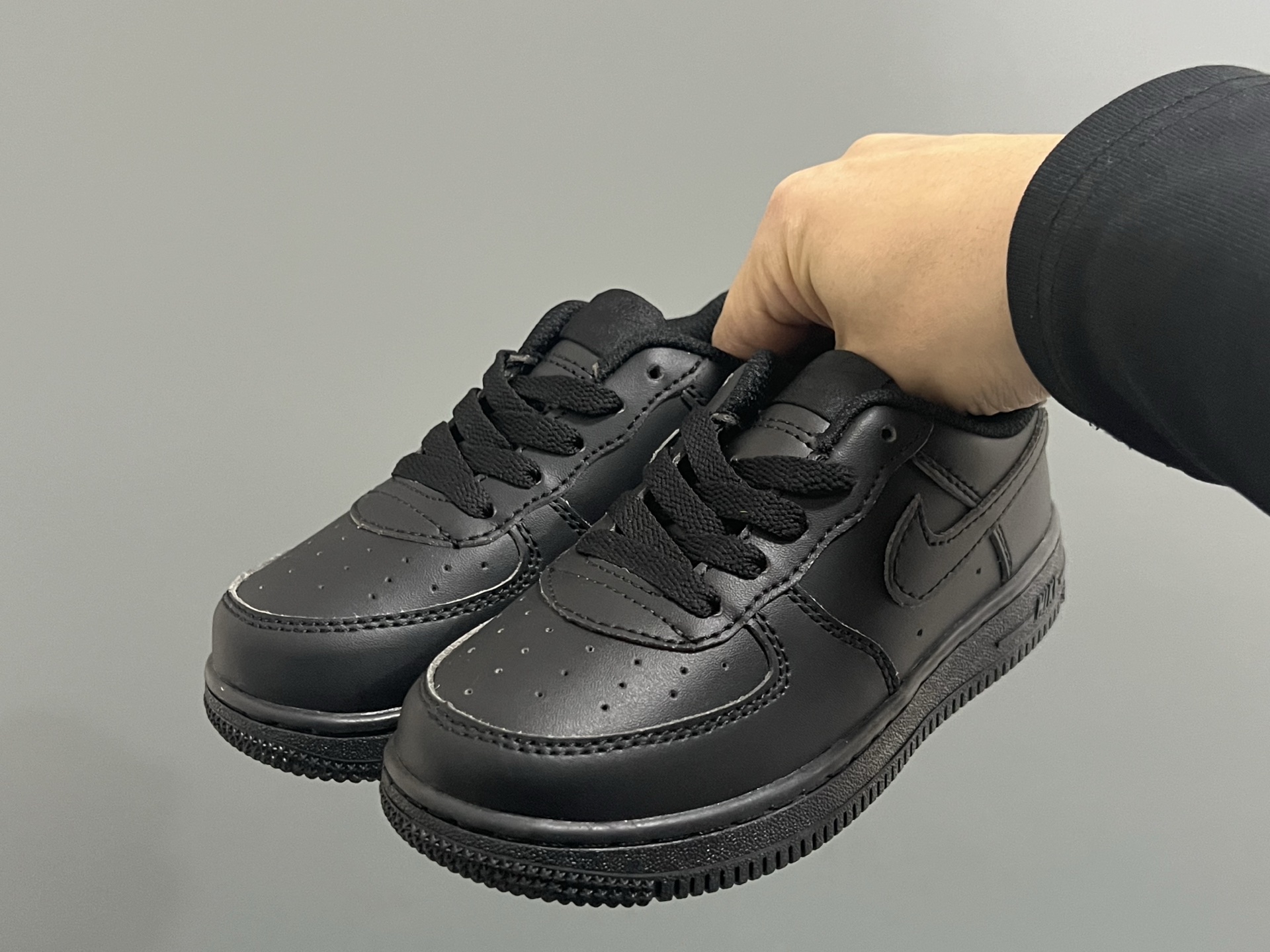 图片[2]-纯色 NK空军低帮鞋带款儿童鞋22-35码 经典空军一号款式🆕 优质皮料拼接，质感满满 精致卡通印花，可爱又有趣✨ 百搭又时髦get✔️-选品中心