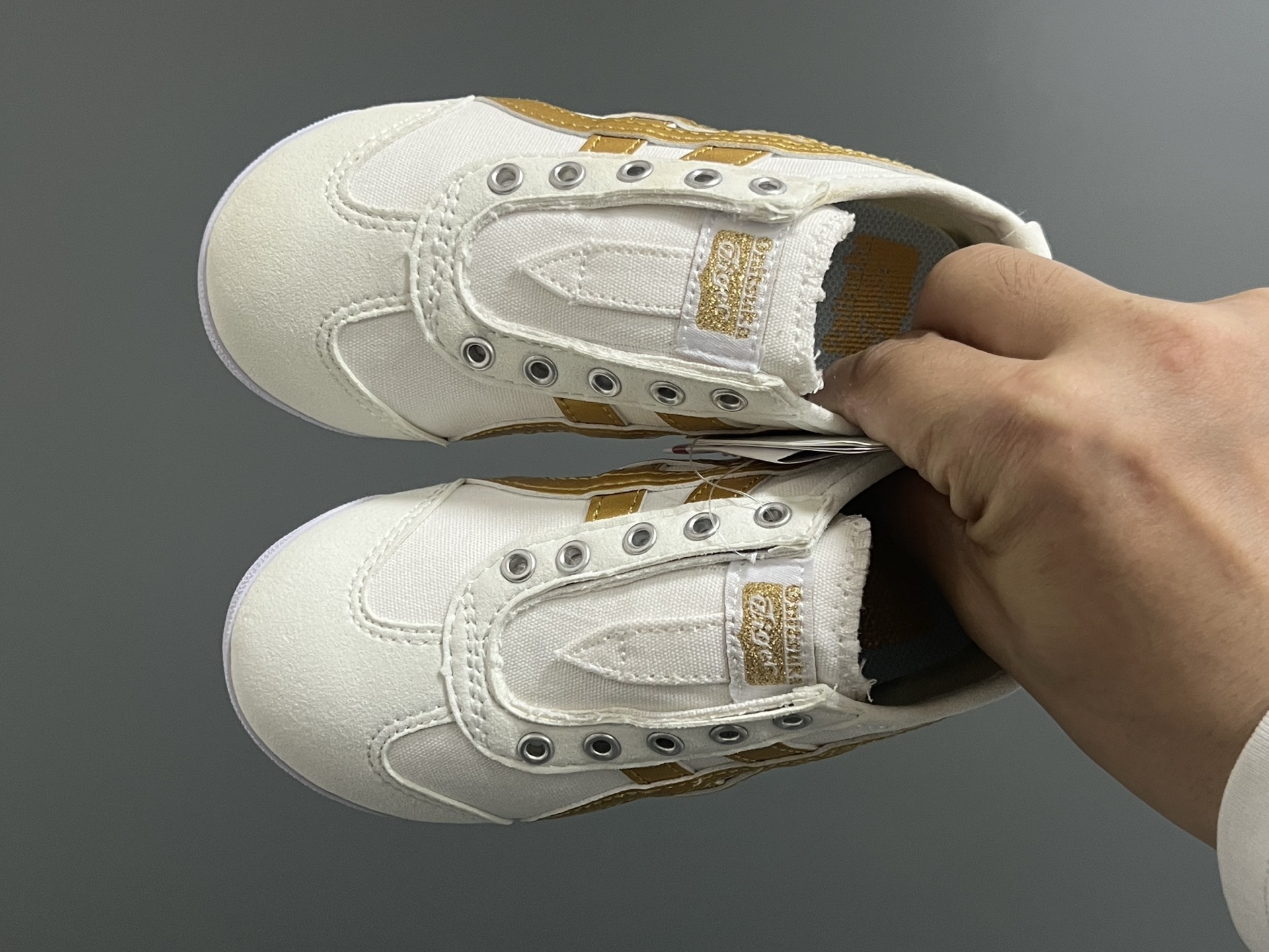 YSS新款帆布一脚蹬儿童亲子休闲鞋 尺码：22.5-39码 新增到39码，小脚麻麻也可以轻松搭配❤️ 优质帆布面料，打理超方便✌🏻 一脚蹬款式设计，穿脱方便✔️ 耐磨防滑大底，脚感超舒适☁️ 超多配色，百搭时髦🆒-选品中心