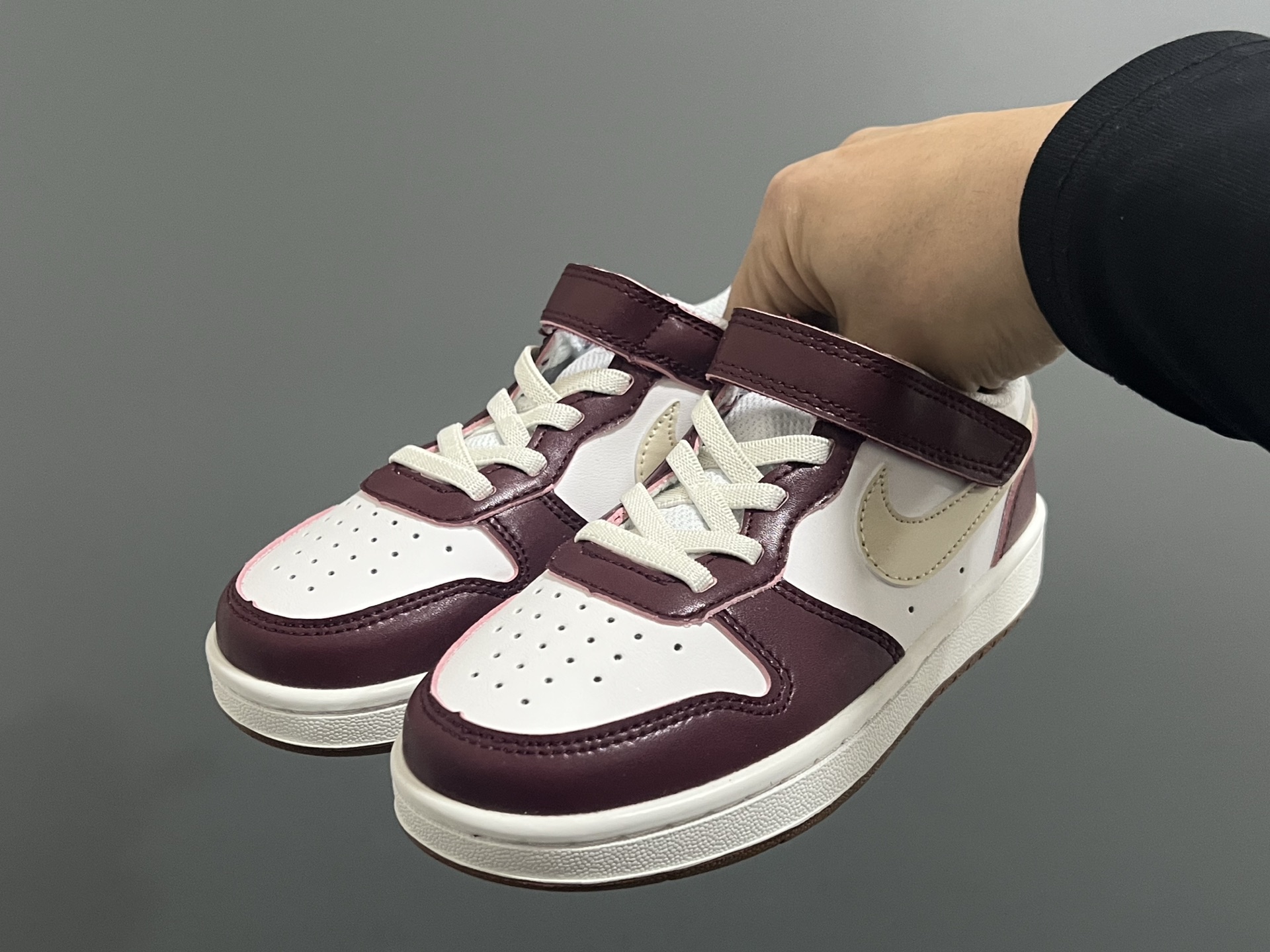 图片[2]-NK 空一号工装低帮魔术贴儿童板鞋小白鞋 尺码：22-37.5码 经典百搭板鞋小白鞋，学生时代必备❤️ 低帮魔术贴设计，穿脱方便✔️ 橡胶大底，耐磨防滑👍🏻 优质皮料拼接，质感满分💯-选品中心