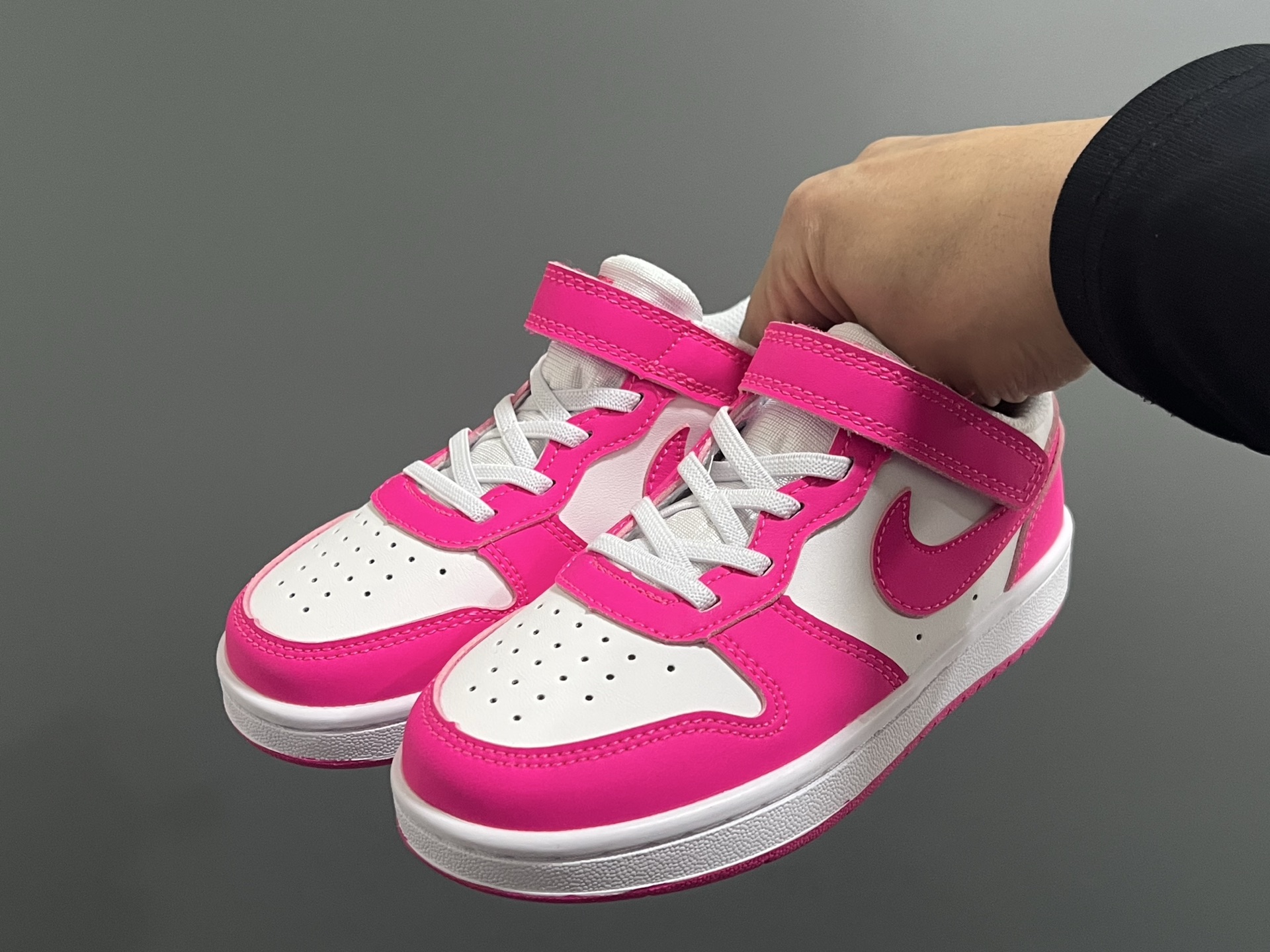 图片[2]-NK 空一号工装低帮魔术贴儿童板鞋小白鞋 尺码：22-37.5码 经典百搭板鞋小白鞋，学生时代必备❤️ 低帮魔术贴设计，穿脱方便✔️ 橡胶大底，耐磨防滑👍🏻 优质皮料拼接，质感满分💯-选品中心