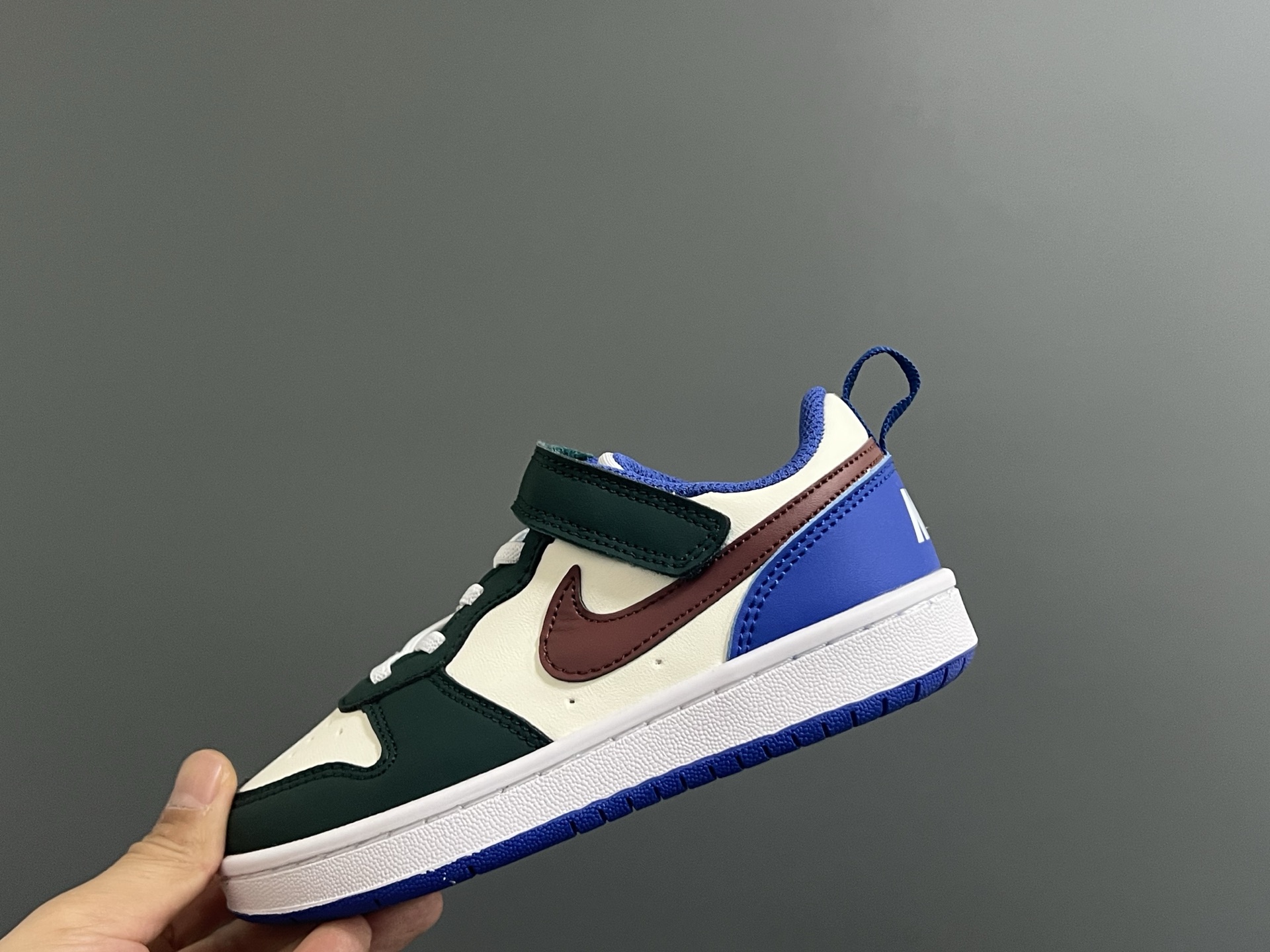 图片[5]-NK 空一号工装低帮魔术贴儿童板鞋小白鞋 尺码：22-37.5码 经典百搭板鞋小白鞋，学生时代必备❤️ 低帮魔术贴设计，穿脱方便✔️ 橡胶大底，耐磨防滑👍🏻 优质皮料拼接，质感满分💯-选品中心