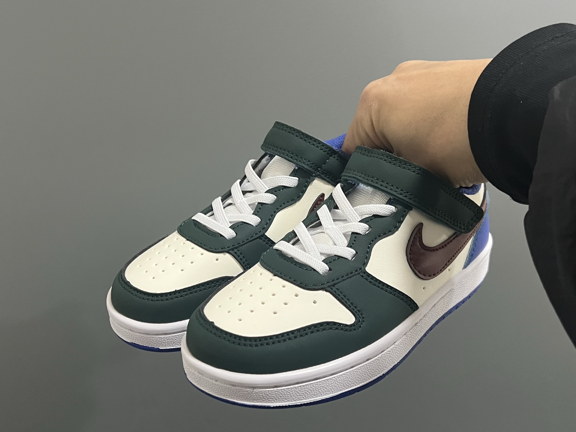 图片[2]-NK 空一号工装低帮魔术贴儿童板鞋小白鞋 尺码：22-37.5码 经典百搭板鞋小白鞋，学生时代必备❤️ 低帮魔术贴设计，穿脱方便✔️ 橡胶大底，耐磨防滑👍🏻 优质皮料拼接，质感满分💯-选品中心