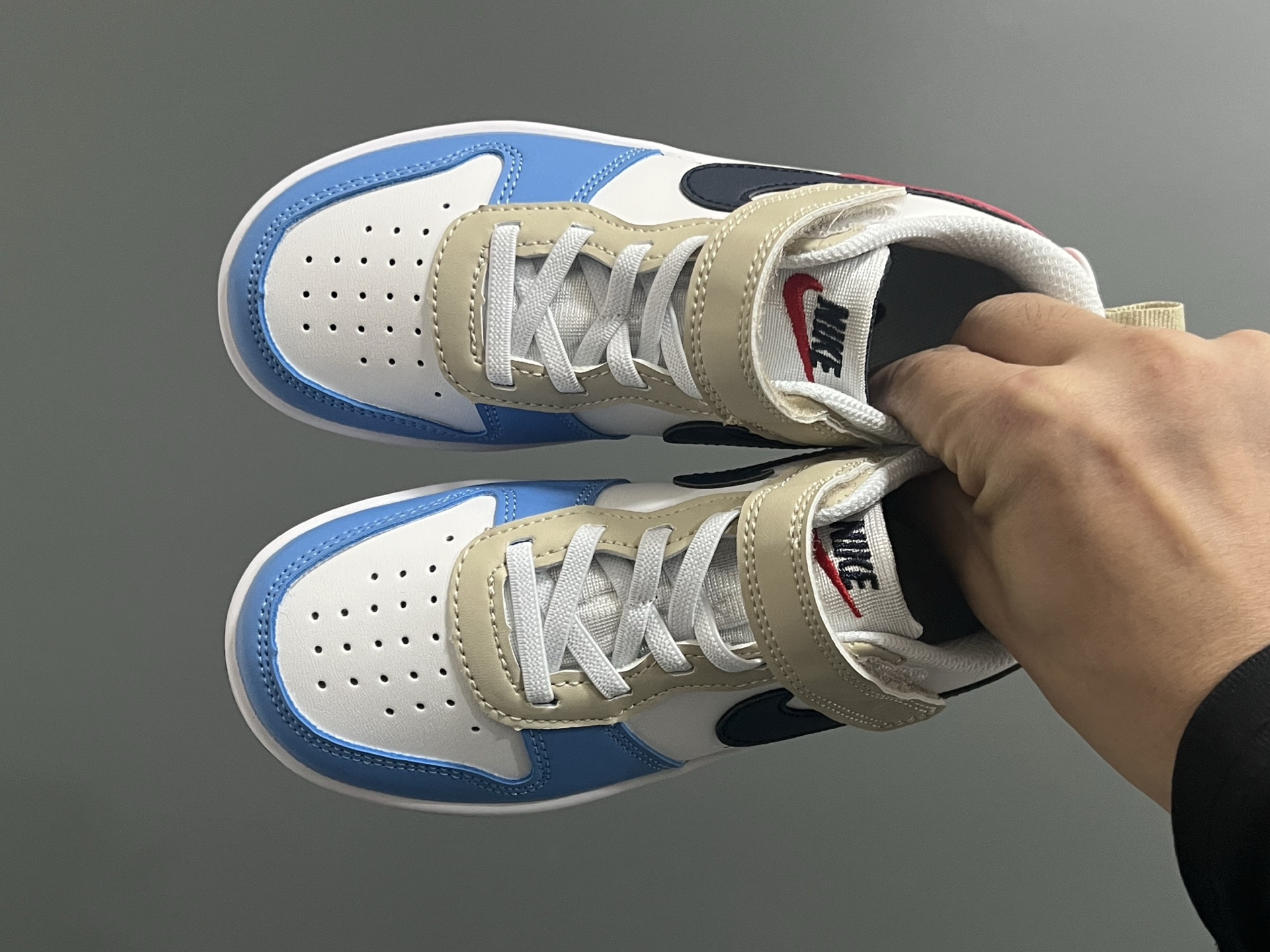 NK 空一号工装低帮魔术贴儿童板鞋小白鞋 尺码：22-37.5码 经典百搭板鞋小白鞋，学生时代必备❤️ 低帮魔术贴设计，穿脱方便✔️ 橡胶大底，耐磨防滑👍🏻 优质皮料拼接，质感满分💯-选品中心