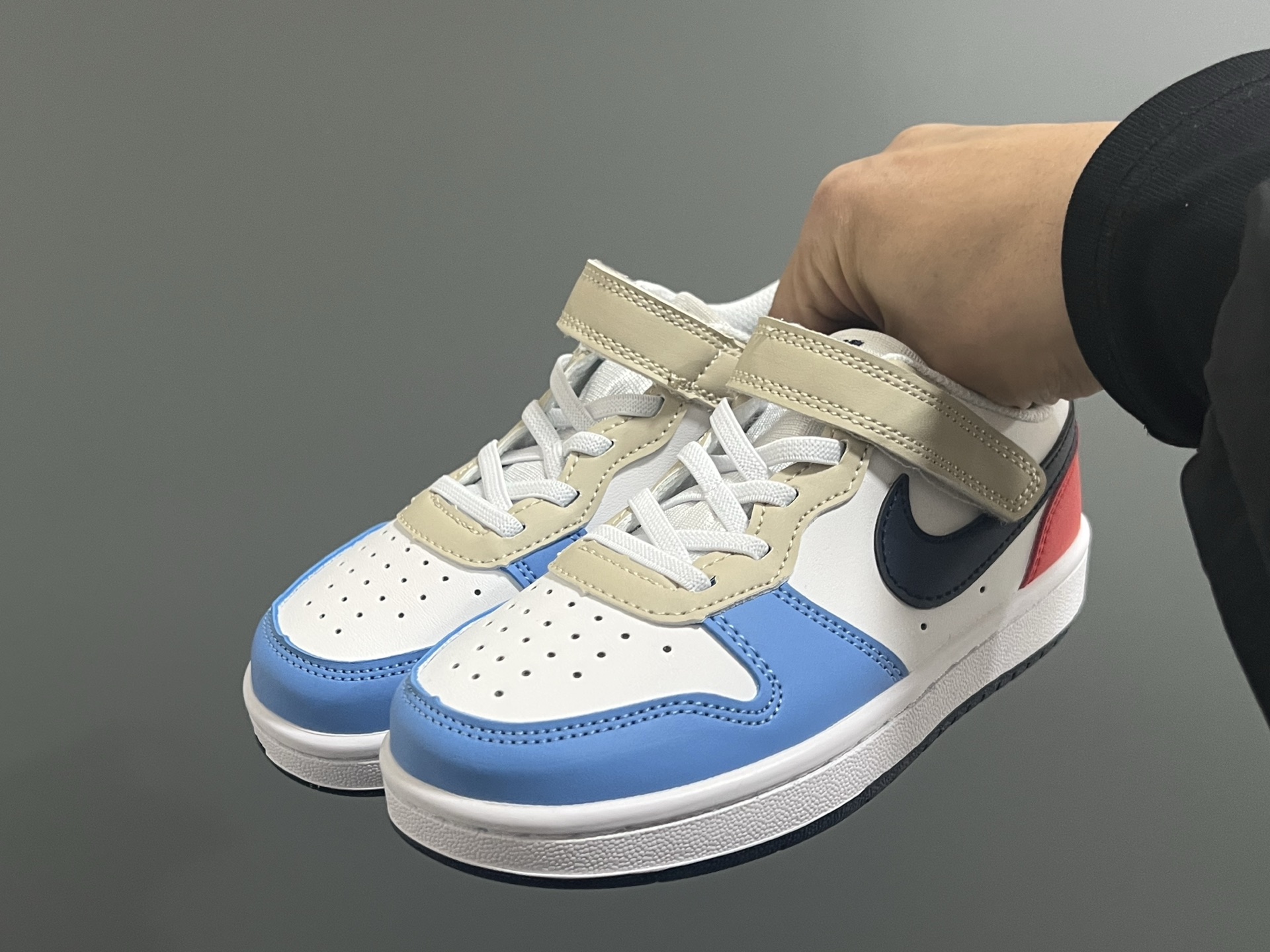 图片[2]-NK 空一号工装低帮魔术贴儿童板鞋小白鞋 尺码：22-37.5码 经典百搭板鞋小白鞋，学生时代必备❤️ 低帮魔术贴设计，穿脱方便✔️ 橡胶大底，耐磨防滑👍🏻 优质皮料拼接，质感满分💯-选品中心