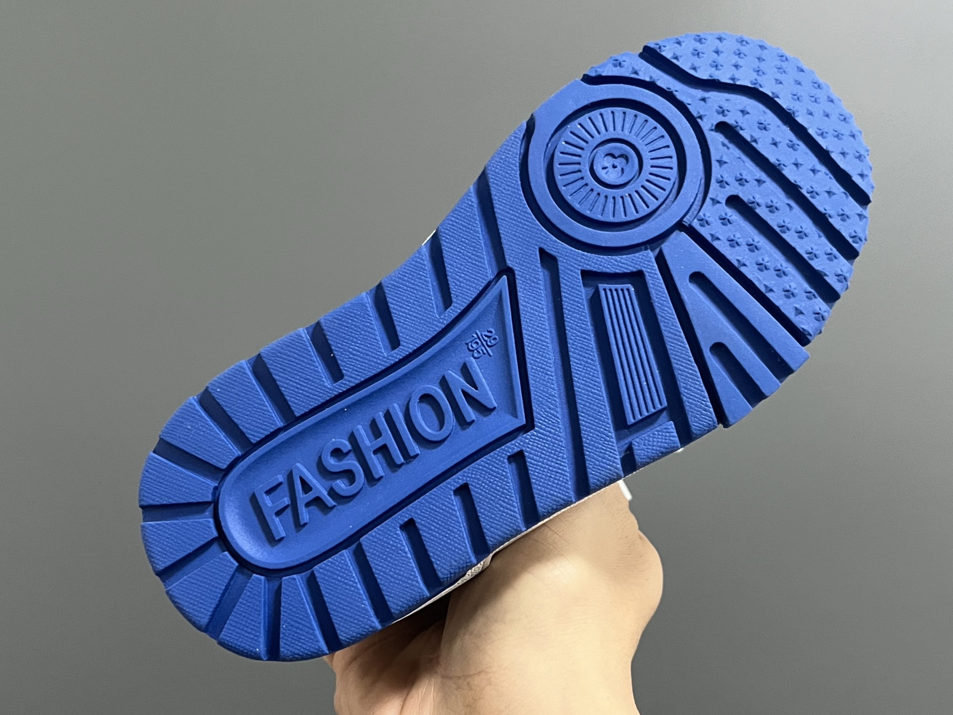 图片[5]-‼️‼️‼️ L家新款Tra*ner网面低帮儿童休闲板鞋 尺码：26-37码 经典LV款式🆕 网面设计，透气又舒适☁️ 魔术贴设计，穿脱超方便✌🏻 橡胶耐磨防滑大底，脚感超赞👍🏻-选品中心