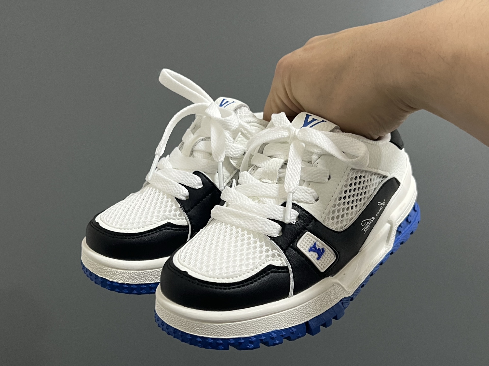 ‼️‼️‼️ L家新款Tra*ner网面低帮儿童休闲板鞋 尺码：26-37码 经典LV款式🆕 网面设计，透气又舒适☁️ 魔术贴设计，穿脱超方便✌🏻 橡胶耐磨防滑大底，脚感超赞👍🏻-选品中心