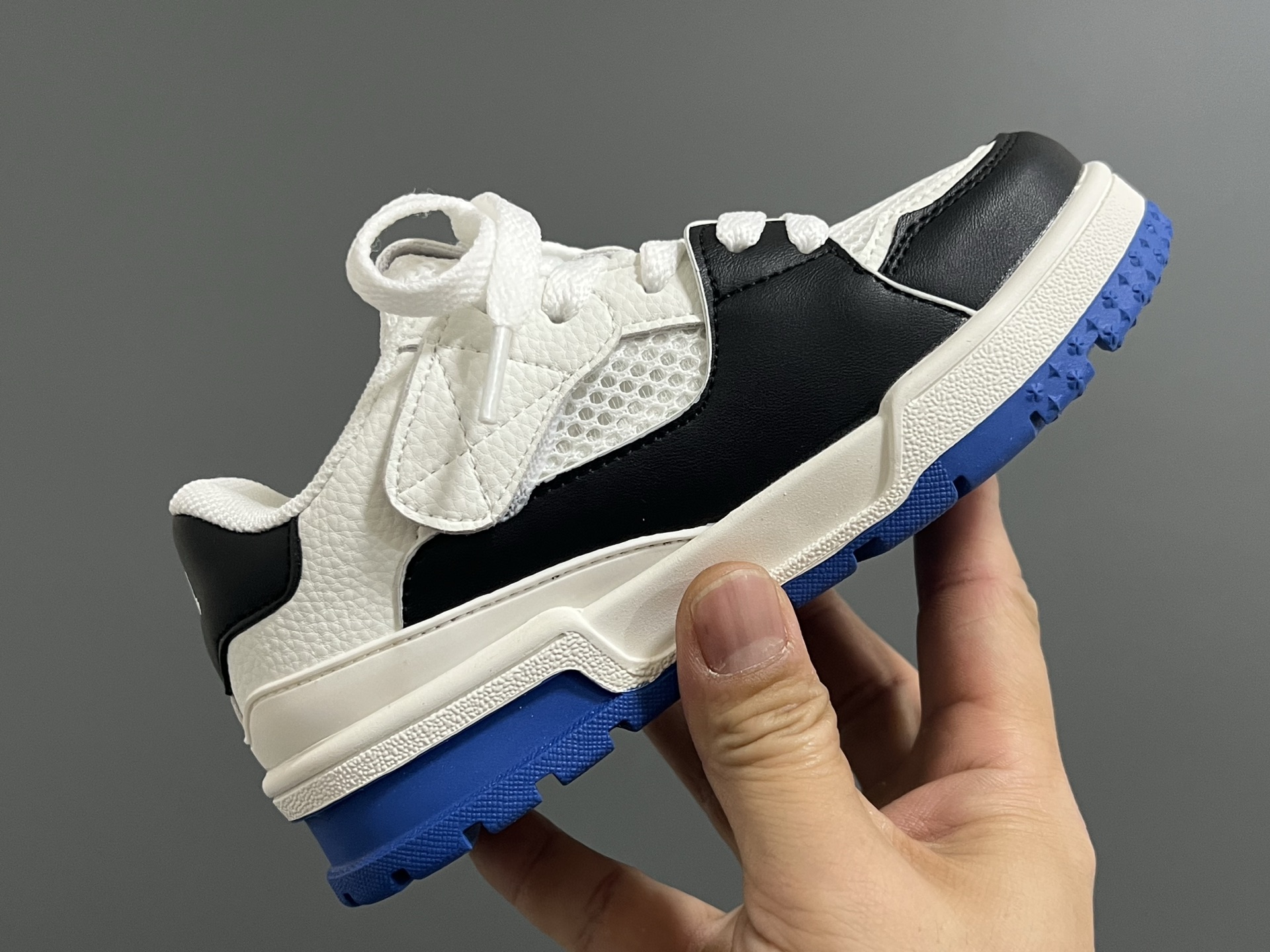 图片[6]-‼️‼️‼️ L家新款Tra*ner网面低帮儿童休闲板鞋 尺码：26-37码 经典LV款式🆕 网面设计，透气又舒适☁️ 魔术贴设计，穿脱超方便✌🏻 橡胶耐磨防滑大底，脚感超赞👍🏻-选品中心