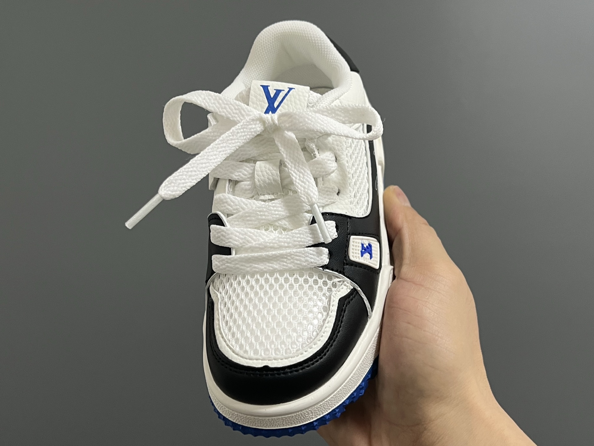 图片[3]-‼️‼️‼️ L家新款Tra*ner网面低帮儿童休闲板鞋 尺码：26-37码 经典LV款式🆕 网面设计，透气又舒适☁️ 魔术贴设计，穿脱超方便✌🏻 橡胶耐磨防滑大底，脚感超赞👍🏻-选品中心