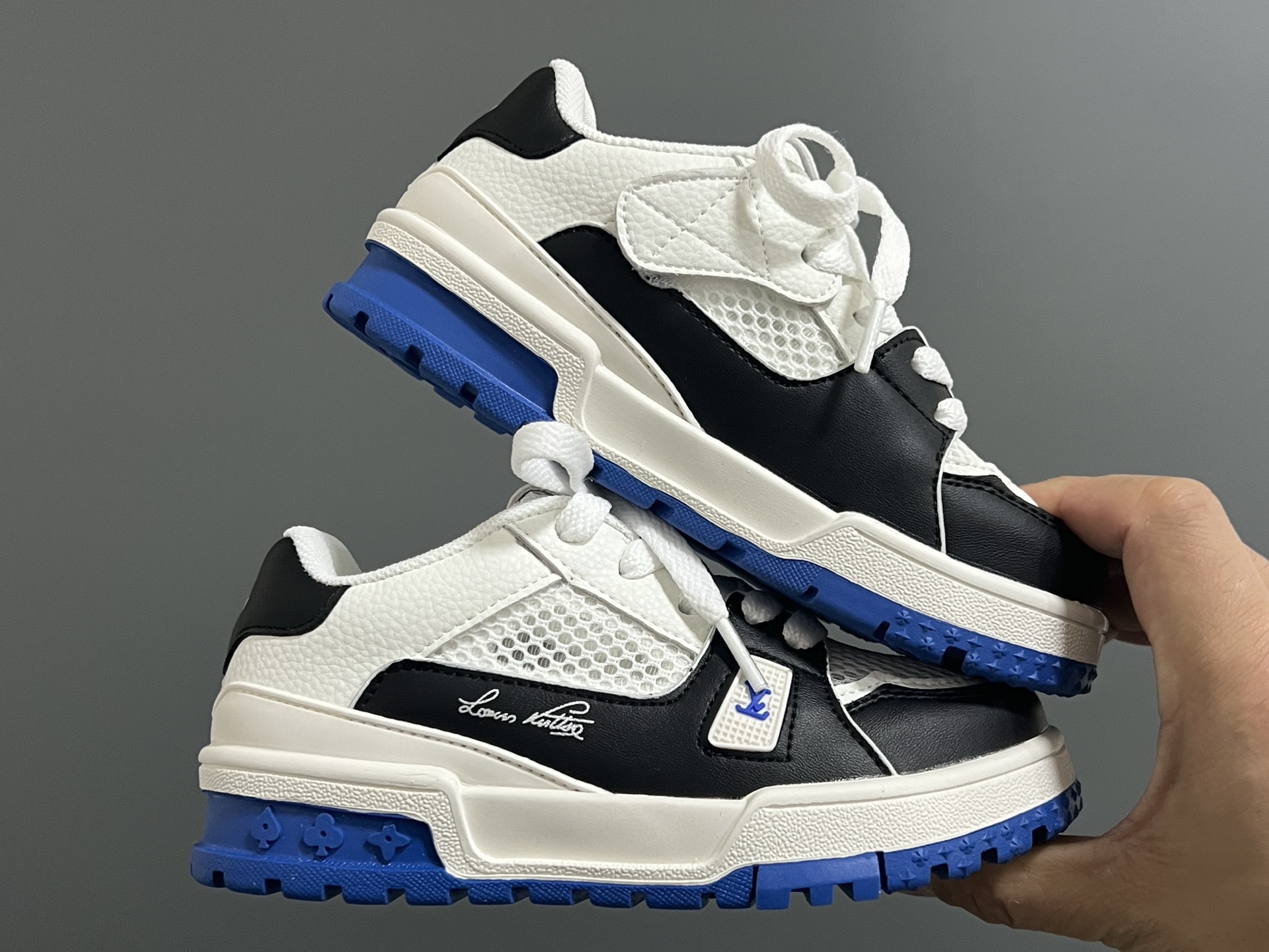 图片[9]-‼️‼️‼️ L家新款Tra*ner网面低帮儿童休闲板鞋 尺码：26-37码 经典LV款式🆕 网面设计，透气又舒适☁️ 魔术贴设计，穿脱超方便✌🏻 橡胶耐磨防滑大底，脚感超赞👍🏻-选品中心