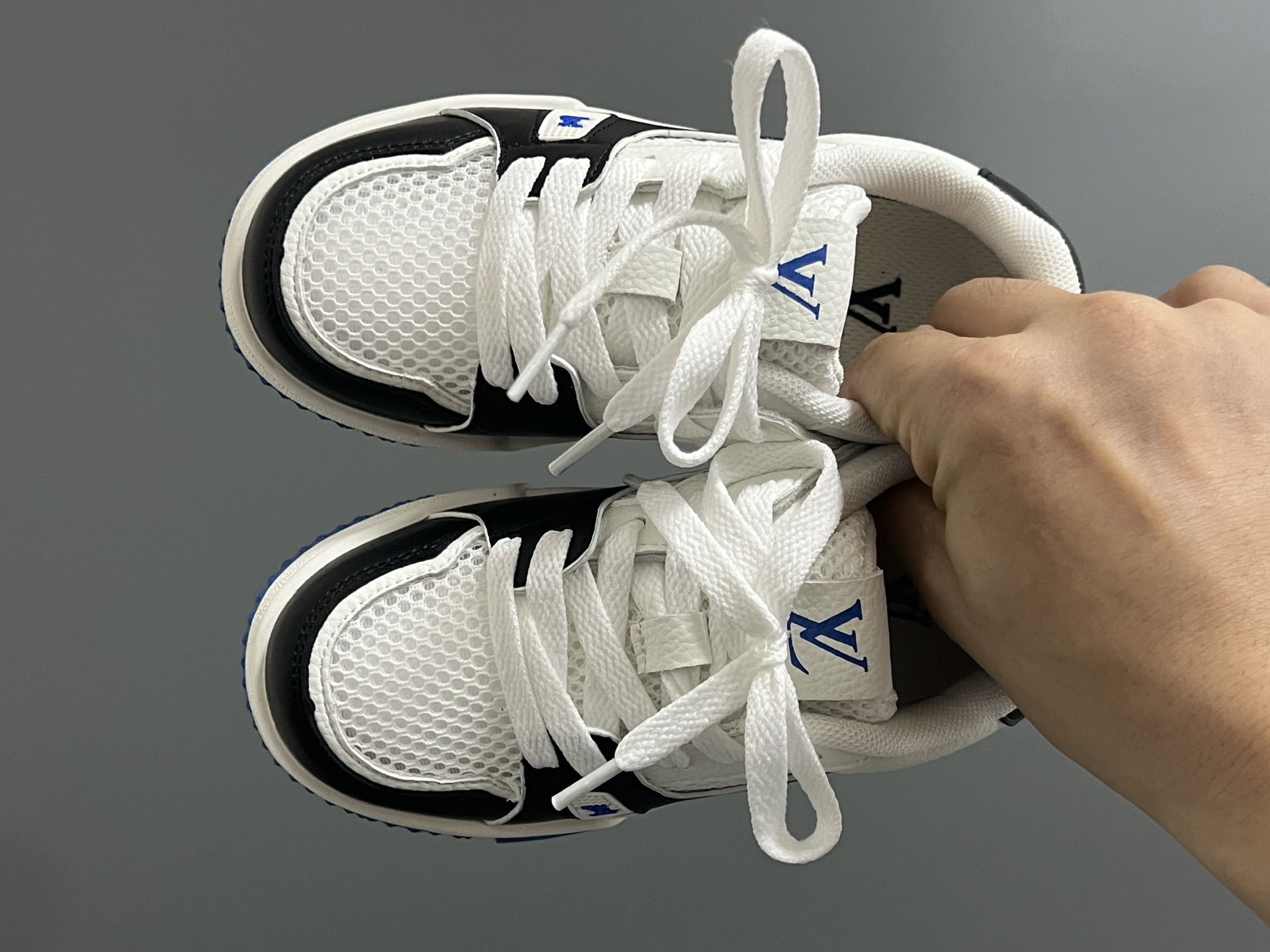 图片[2]-‼️‼️‼️ L家新款Tra*ner网面低帮儿童休闲板鞋 尺码：26-37码 经典LV款式🆕 网面设计，透气又舒适☁️ 魔术贴设计，穿脱超方便✌🏻 橡胶耐磨防滑大底，脚感超赞👍🏻-选品中心