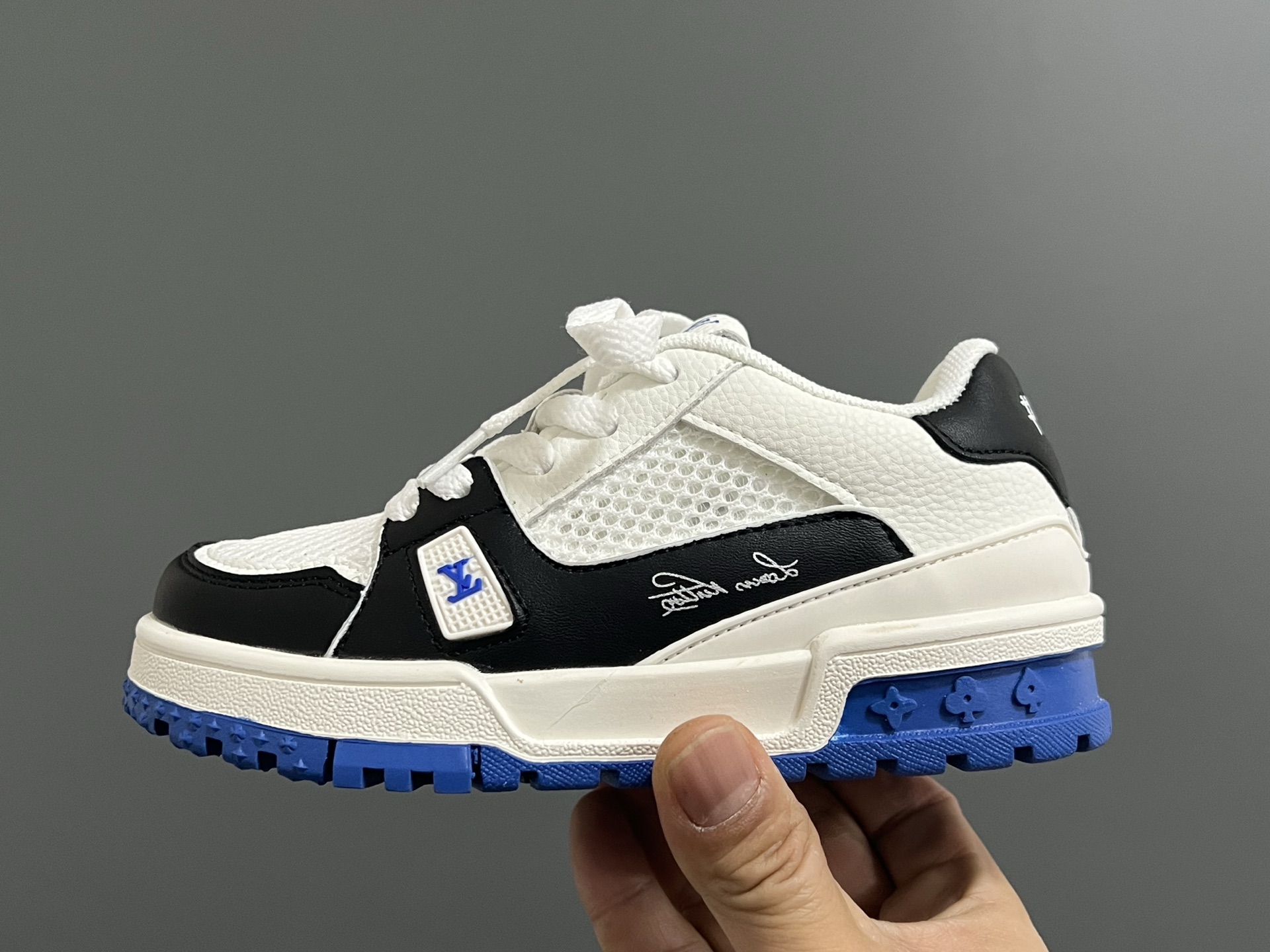 图片[4]-‼️‼️‼️ L家新款Tra*ner网面低帮儿童休闲板鞋 尺码：26-37码 经典LV款式🆕 网面设计，透气又舒适☁️ 魔术贴设计，穿脱超方便✌🏻 橡胶耐磨防滑大底，脚感超赞👍🏻-选品中心