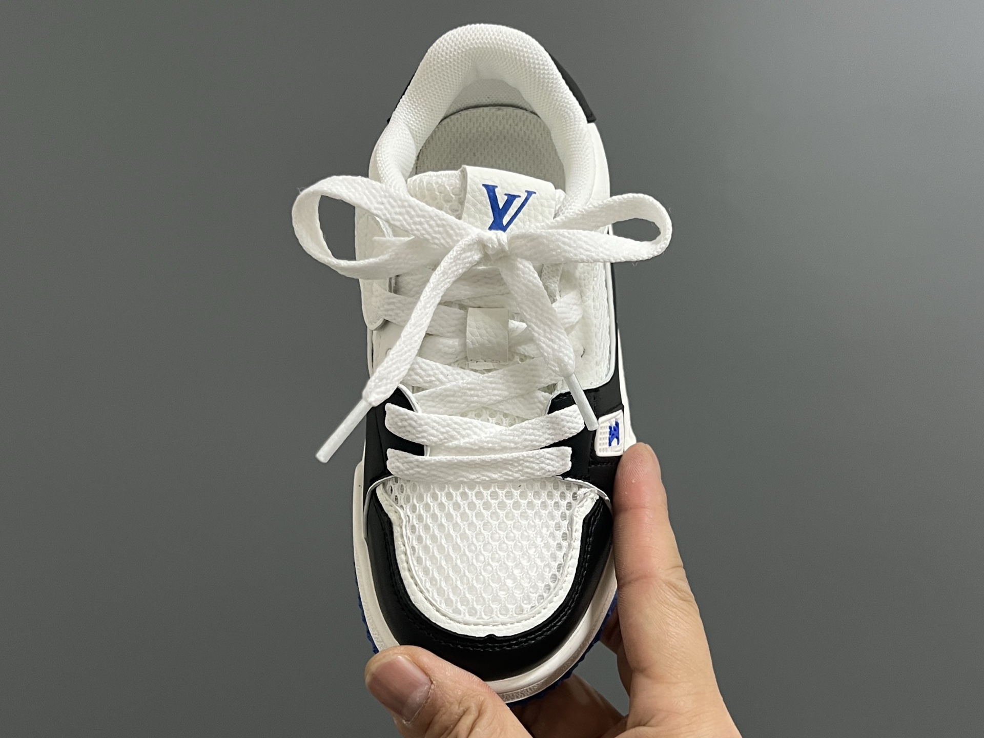 图片[8]-‼️‼️‼️ L家新款Tra*ner网面低帮儿童休闲板鞋 尺码：26-37码 经典LV款式🆕 网面设计，透气又舒适☁️ 魔术贴设计，穿脱超方便✌🏻 橡胶耐磨防滑大底，脚感超赞👍🏻-选品中心