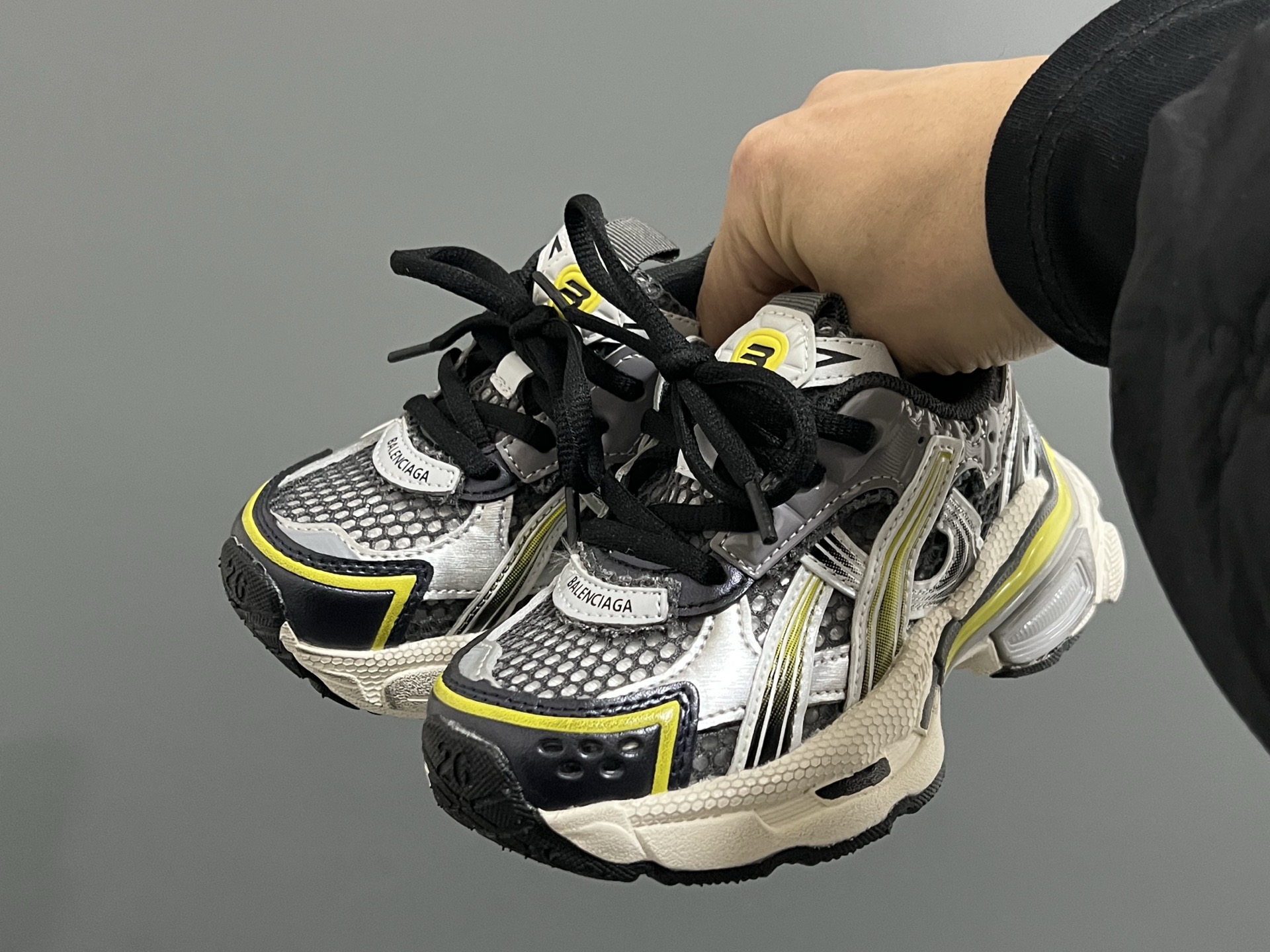 图片[2]-巴黎世家新款网面7.5代儿童魔术贴老爹鞋 尺码：26-37码 经典巴黎世家7.5老爹款式🆕 网面设计，透气又舒适☁️ 魔术贴设计，穿脱超方便✌🏻 耐磨防滑大底，脚感不言而喻✔️-选品中心