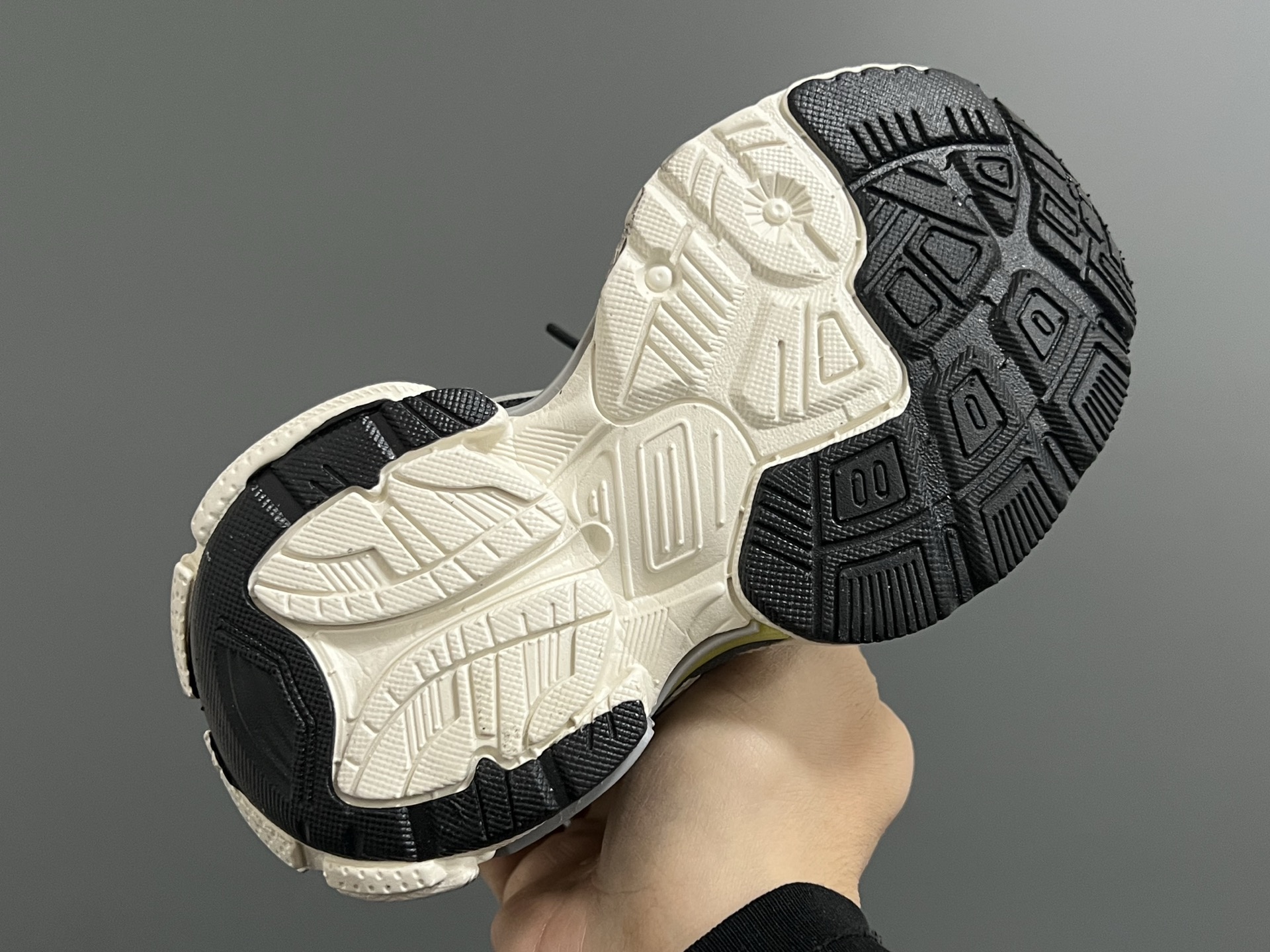 图片[5]-巴黎世家新款网面7.5代儿童魔术贴老爹鞋 尺码：26-37码 经典巴黎世家7.5老爹款式🆕 网面设计，透气又舒适☁️ 魔术贴设计，穿脱超方便✌🏻 耐磨防滑大底，脚感不言而喻✔️-选品中心