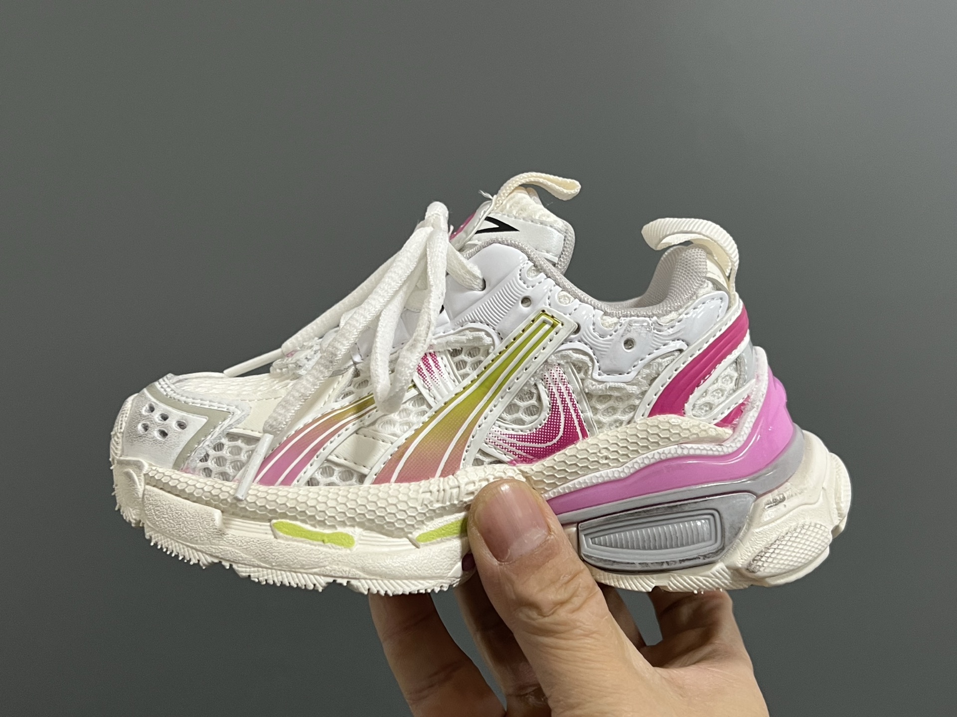 图片[4]-巴黎世家新款网面7.5代儿童魔术贴老爹鞋 尺码：26-37码 经典巴黎世家7.5老爹款式🆕 网面设计，透气又舒适☁️ 魔术贴设计，穿脱超方便✌🏻 耐磨防滑大底，脚感不言而喻✔️-选品中心