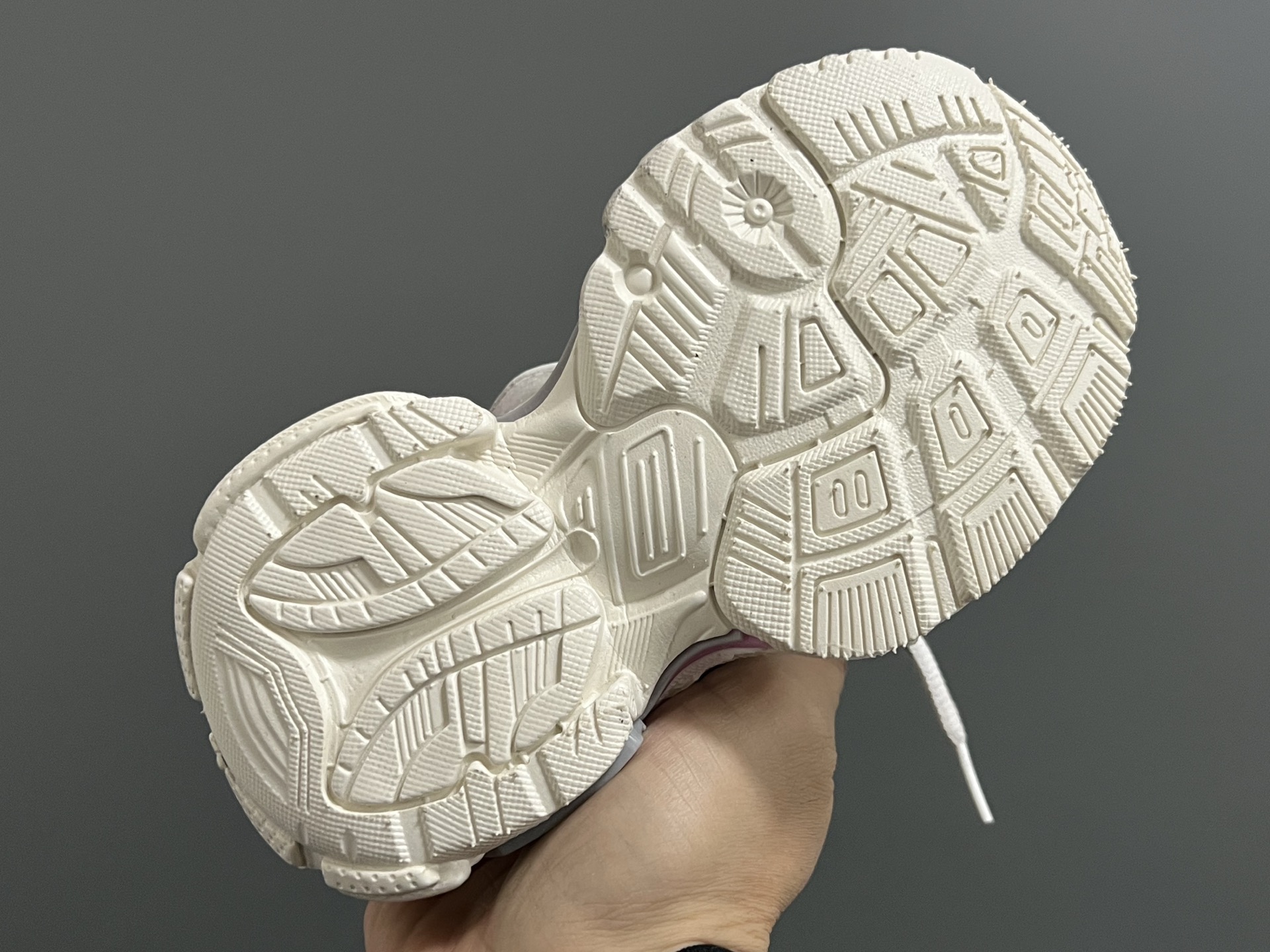 图片[5]-巴黎世家新款网面7.5代儿童魔术贴老爹鞋 尺码：26-37码 经典巴黎世家7.5老爹款式🆕 网面设计，透气又舒适☁️ 魔术贴设计，穿脱超方便✌🏻 耐磨防滑大底，脚感不言而喻✔️-选品中心