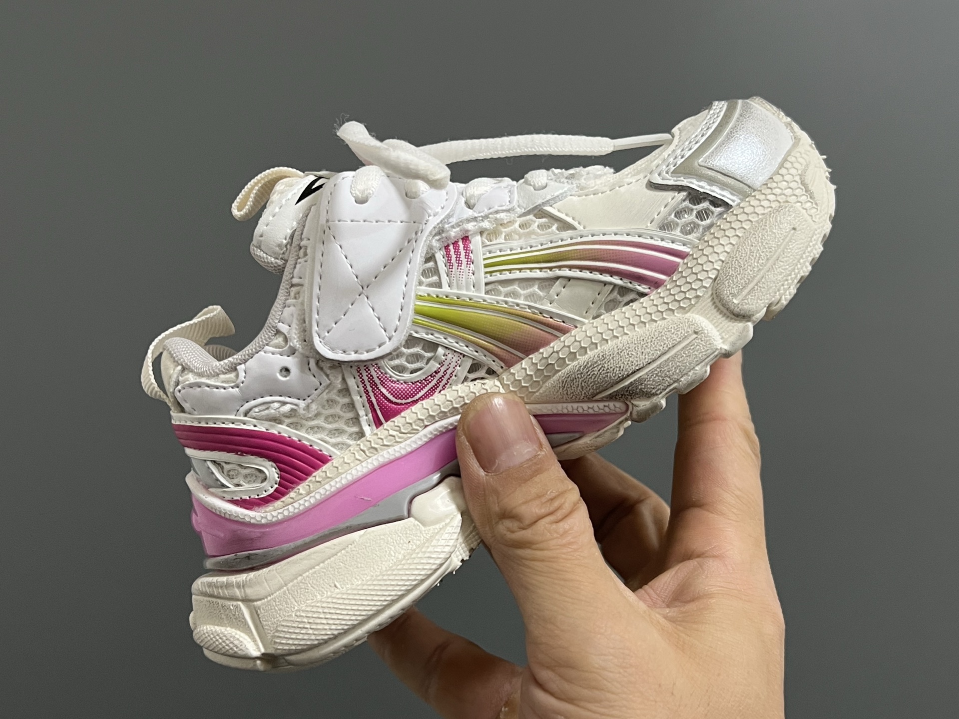 图片[6]-巴黎世家新款网面7.5代儿童魔术贴老爹鞋 尺码：26-37码 经典巴黎世家7.5老爹款式🆕 网面设计，透气又舒适☁️ 魔术贴设计，穿脱超方便✌🏻 耐磨防滑大底，脚感不言而喻✔️-选品中心