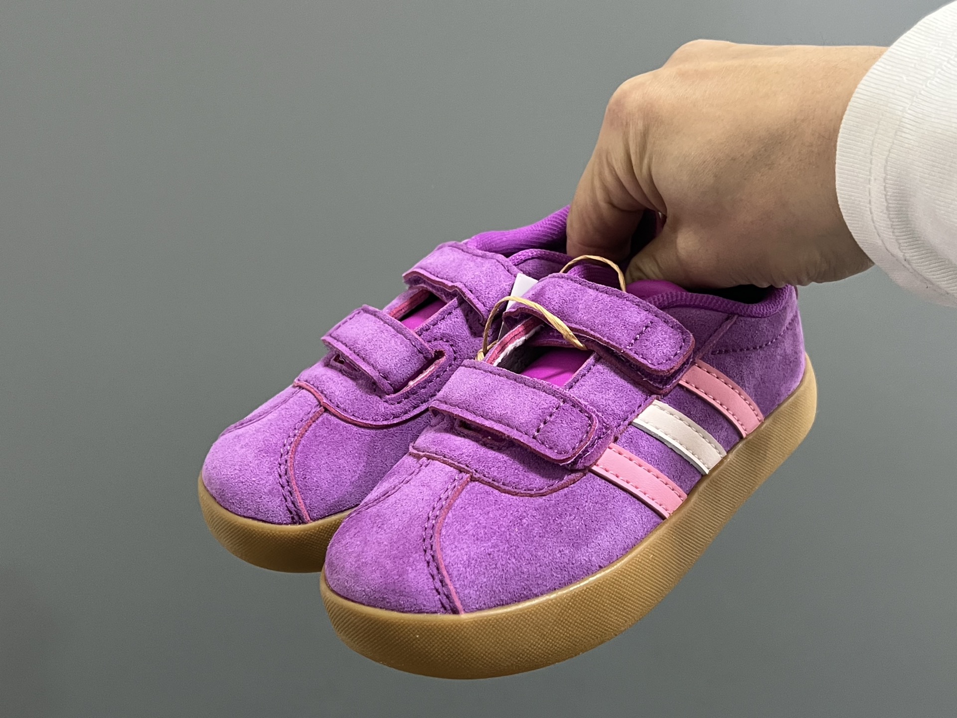 图片[2]-AD学院风儿童魔术贴休闲鞋22-37码 22-27码双扣魔术贴 28-37码魔术贴➕松紧带 优质皮料，质感超高级‼️魔术贴设计，穿脱方便✌🏻 耐磨防滑大底，满足日常生活👍🏻-选品中心