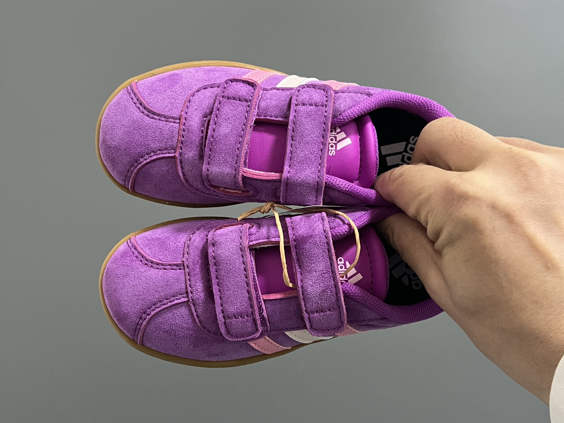 AD学院风儿童魔术贴休闲鞋22-37码 22-27码双扣魔术贴 28-37码魔术贴➕松紧带 优质皮料，质感超高级‼️魔术贴设计，穿脱方便✌🏻 耐磨防滑大底，满足日常生活👍🏻-选品中心