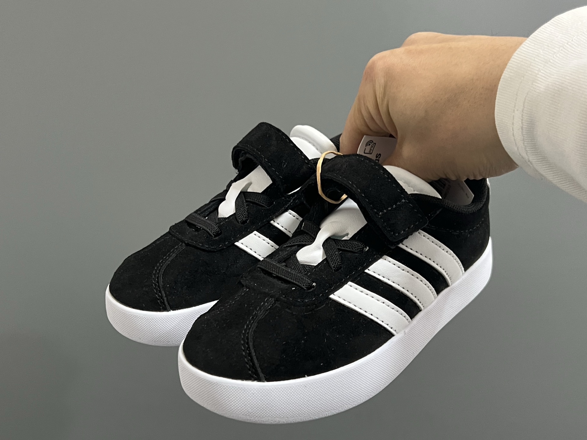 AD学院风儿童魔术贴休闲鞋22-37码 22-27码双扣魔术贴 28-37码魔术贴➕松紧带 优质皮料，质感超高级‼️魔术贴设计，穿脱方便✌🏻 耐磨防滑大底，满足日常生活👍🏻-选品中心