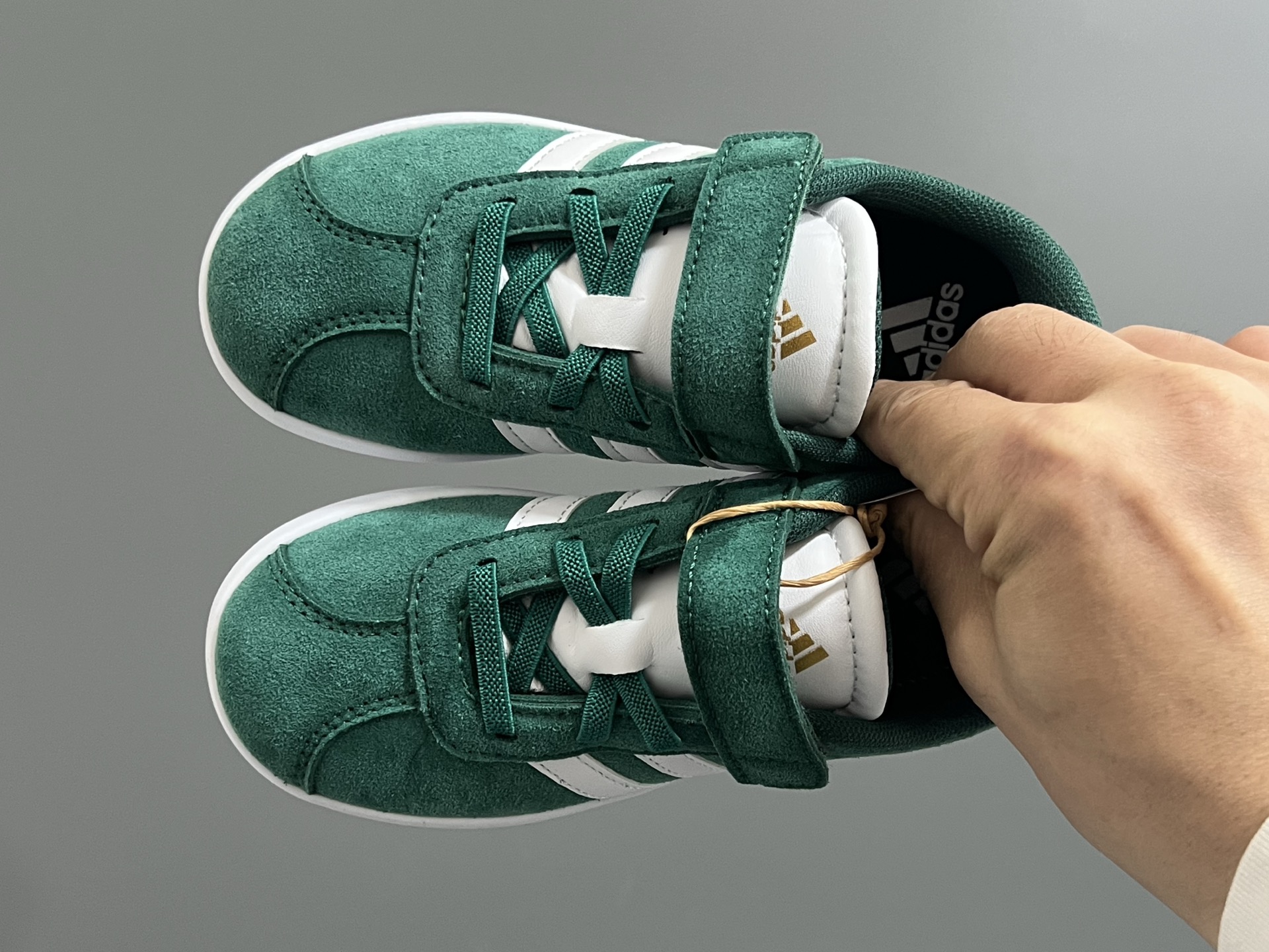 AD学院风儿童魔术贴休闲鞋22-37码 22-27码双扣魔术贴 28-37码魔术贴➕松紧带 优质皮料，质感超高级‼️魔术贴设计，穿脱方便✌🏻 耐磨防滑大底，满足日常生活👍🏻-选品中心