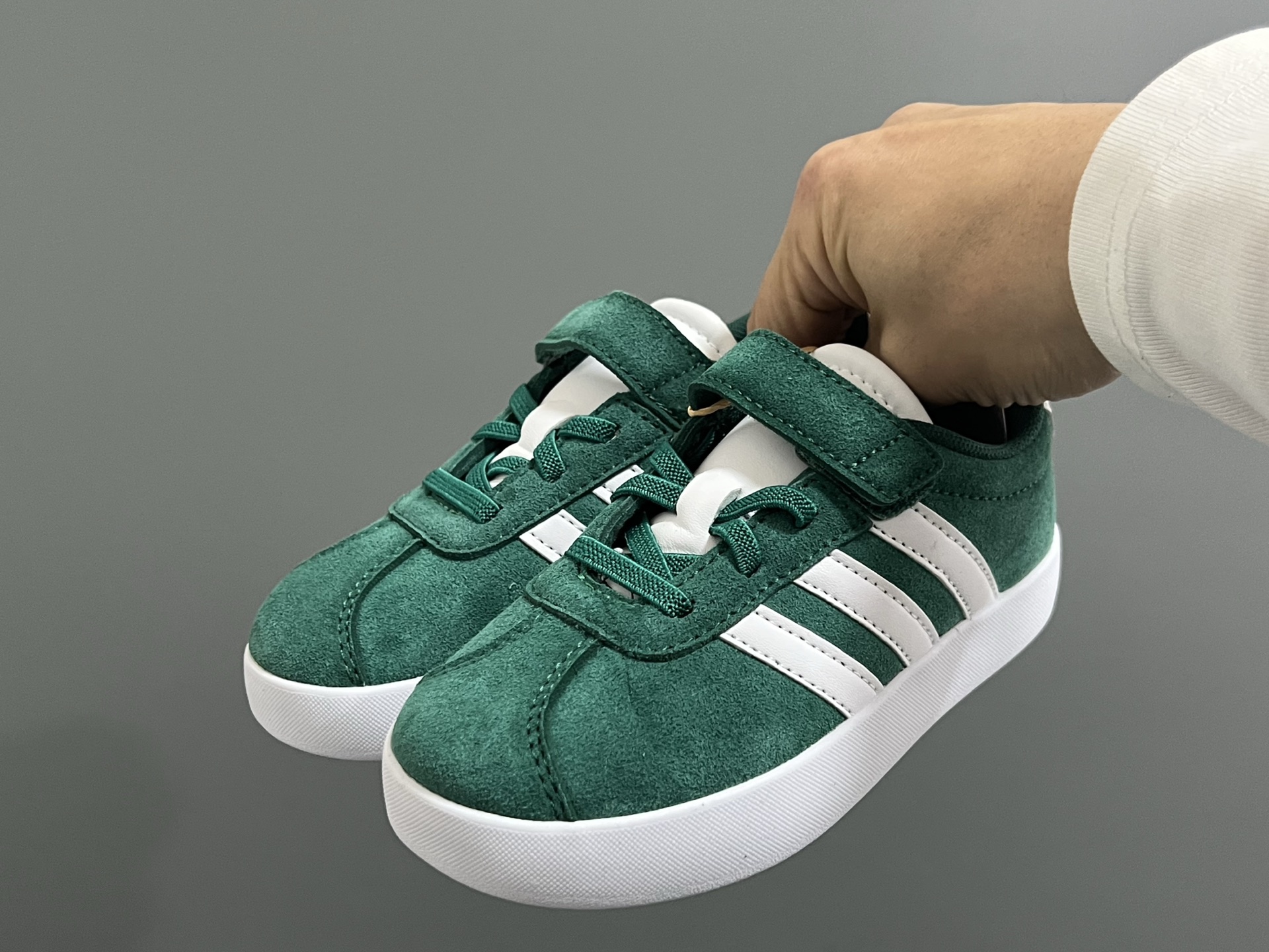 图片[2]-AD学院风儿童魔术贴休闲鞋22-37码 22-27码双扣魔术贴 28-37码魔术贴➕松紧带 优质皮料，质感超高级‼️魔术贴设计，穿脱方便✌🏻 耐磨防滑大底，满足日常生活👍🏻-选品中心