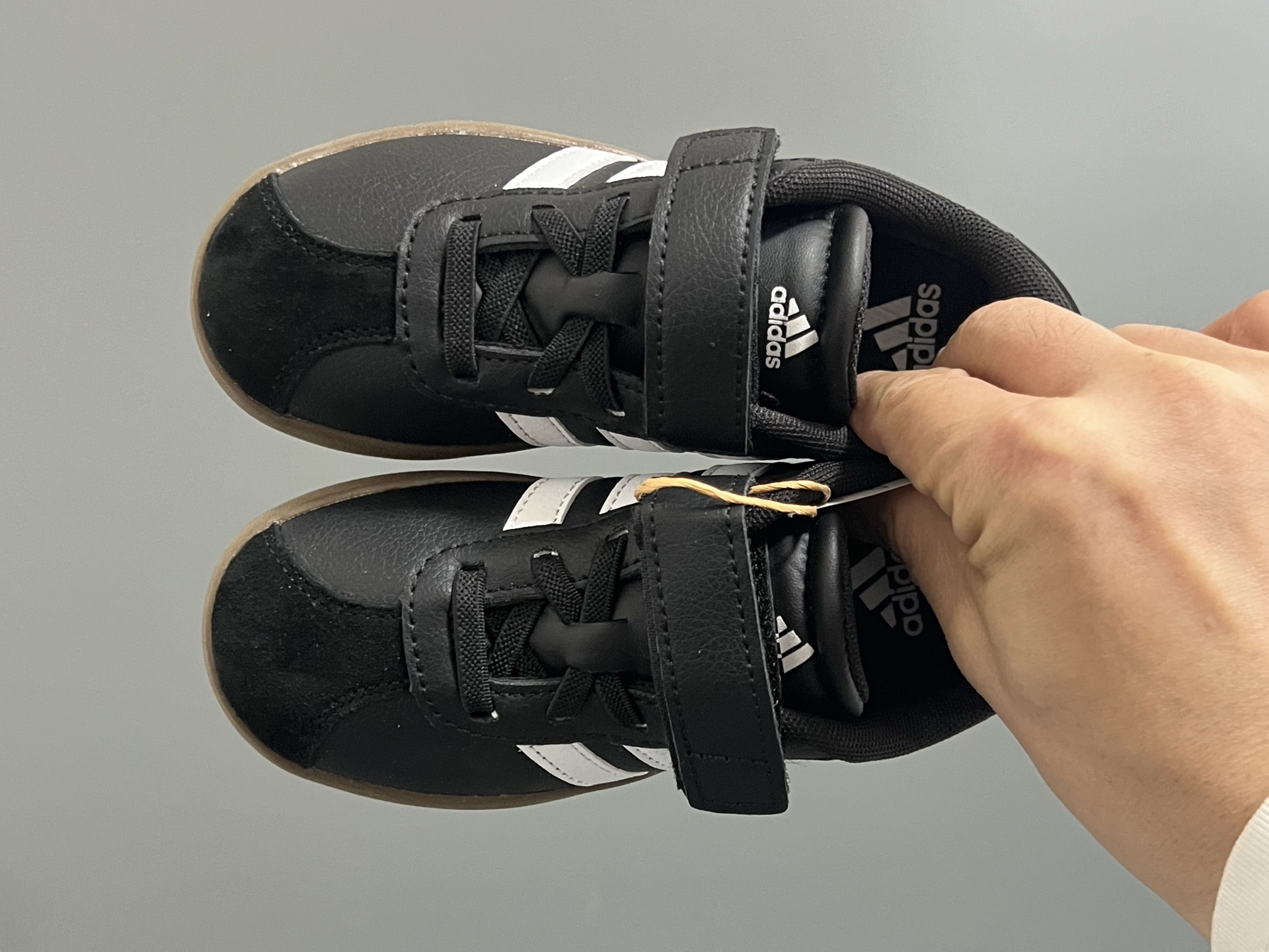 AD学院风儿童魔术贴休闲鞋22-37码 22-27码双扣魔术贴 28-37码魔术贴➕松紧带 优质皮料，质感超高级‼️魔术贴设计，穿脱方便✌🏻 耐磨防滑大底，满足日常生活👍🏻-选品中心