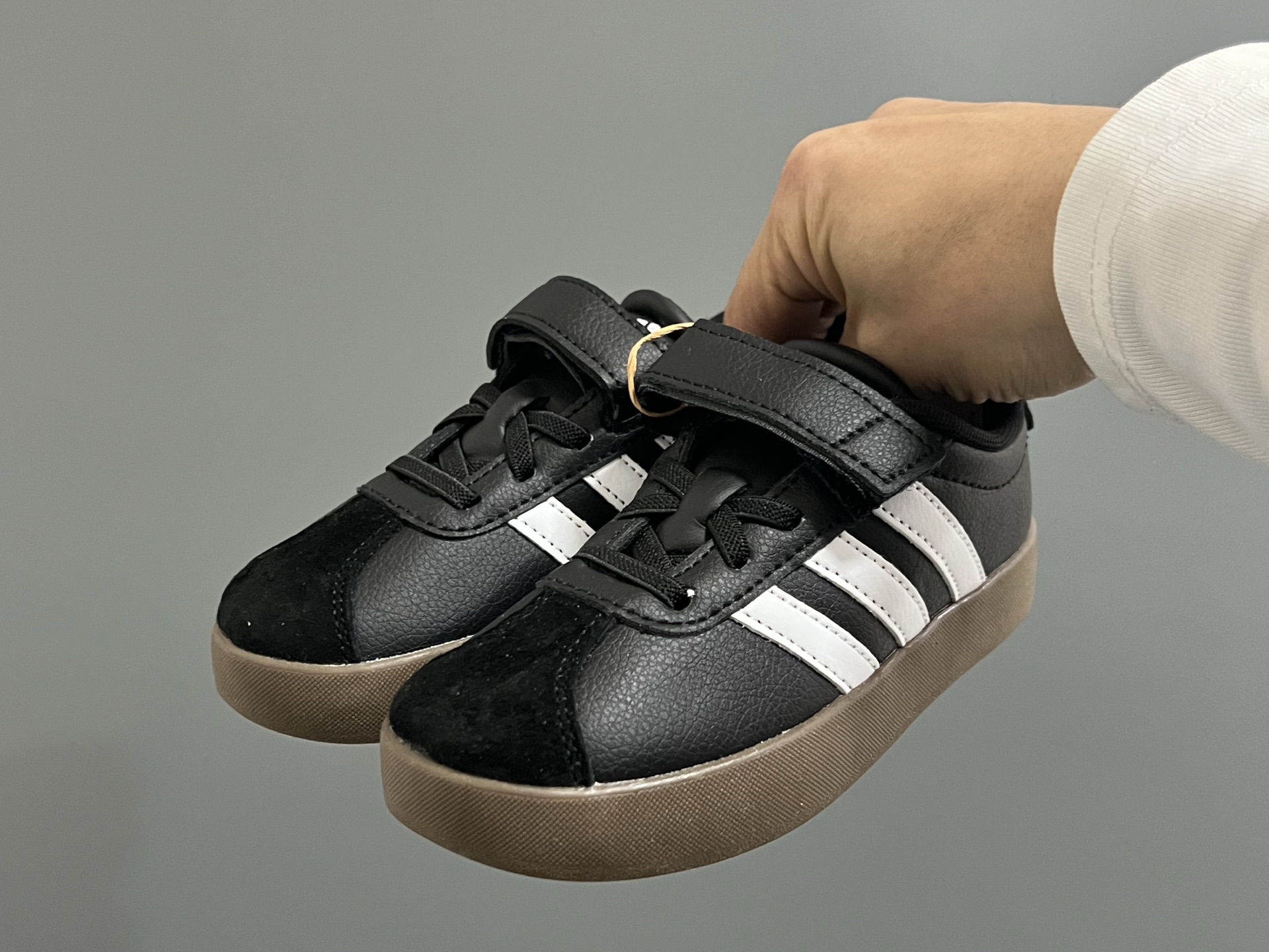 图片[2]-AD学院风儿童魔术贴休闲鞋22-37码 22-27码双扣魔术贴 28-37码魔术贴➕松紧带 优质皮料，质感超高级‼️魔术贴设计，穿脱方便✌🏻 耐磨防滑大底，满足日常生活👍🏻-选品中心