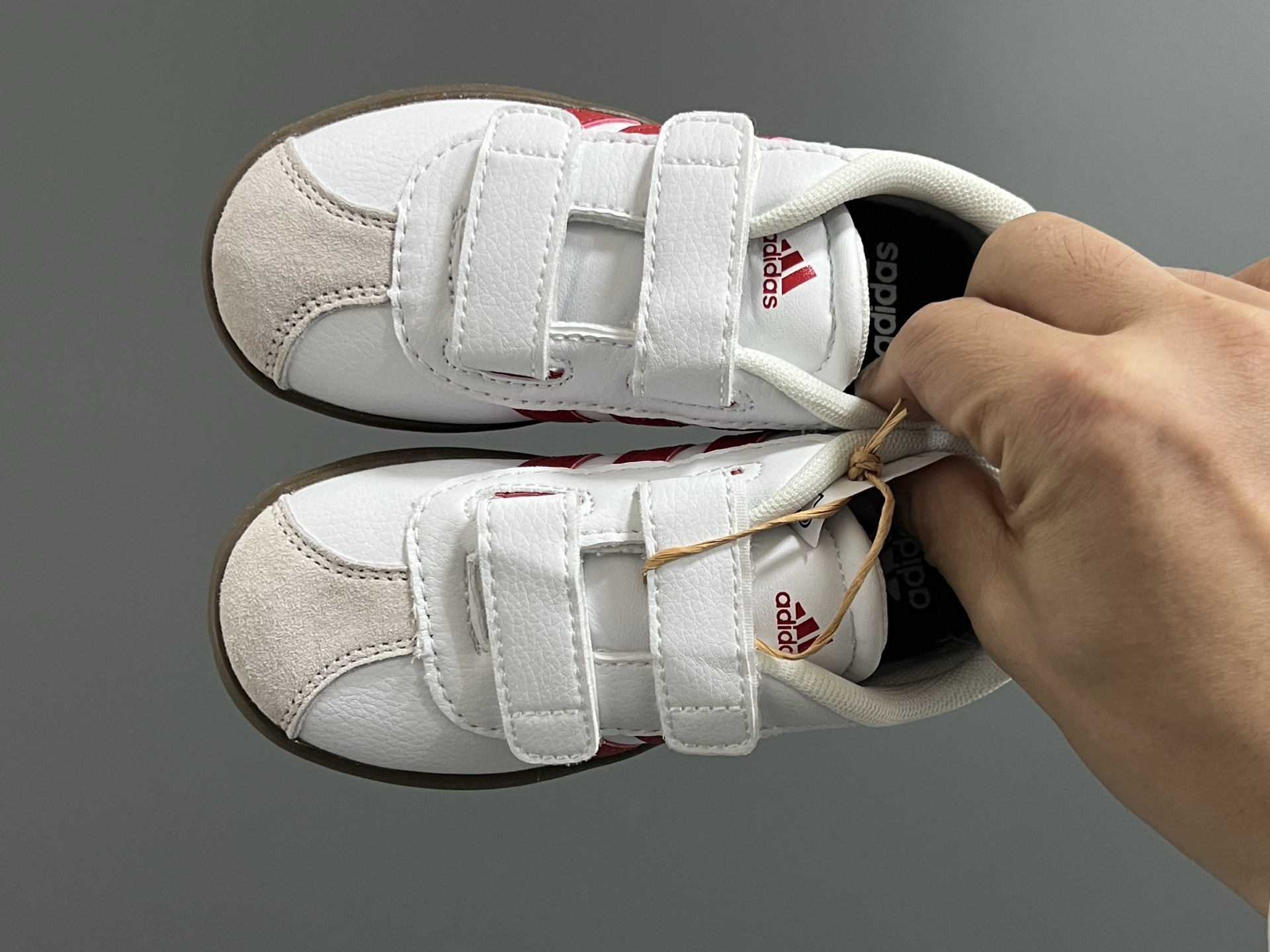 AD学院风儿童魔术贴休闲鞋22-37码 22-27码双扣魔术贴 28-37码魔术贴➕松紧带 优质皮料，质感超高级‼️魔术贴设计，穿脱方便✌🏻 耐磨防滑大底，满足日常生活👍🏻-选品中心