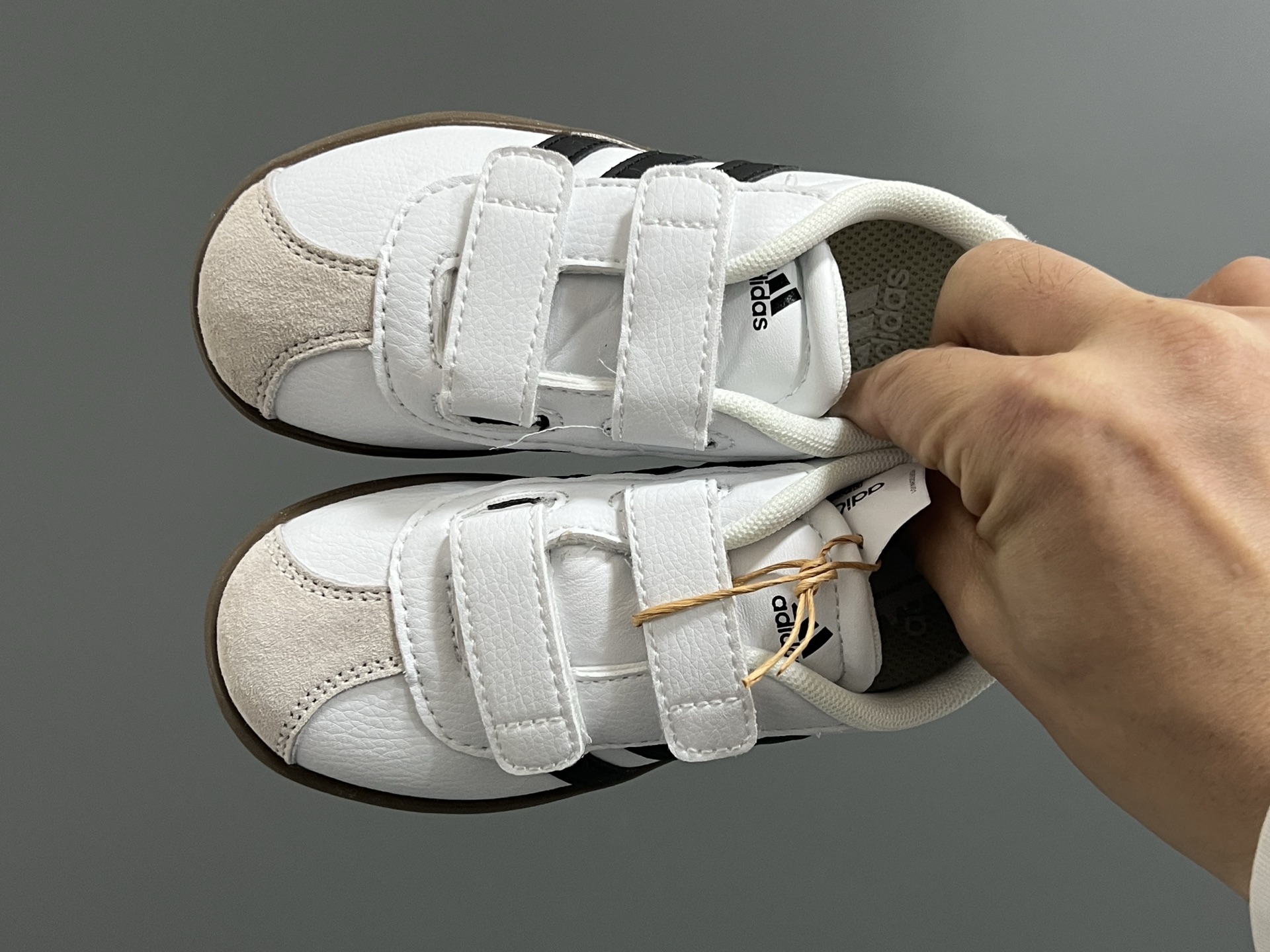 AD学院风儿童魔术贴休闲鞋22-37码 22-27码双扣魔术贴 28-37码魔术贴➕松紧带 优质皮料，质感超高级‼️魔术贴设计，穿脱方便✌🏻 耐磨防滑大底，满足日常生活👍🏻-选品中心