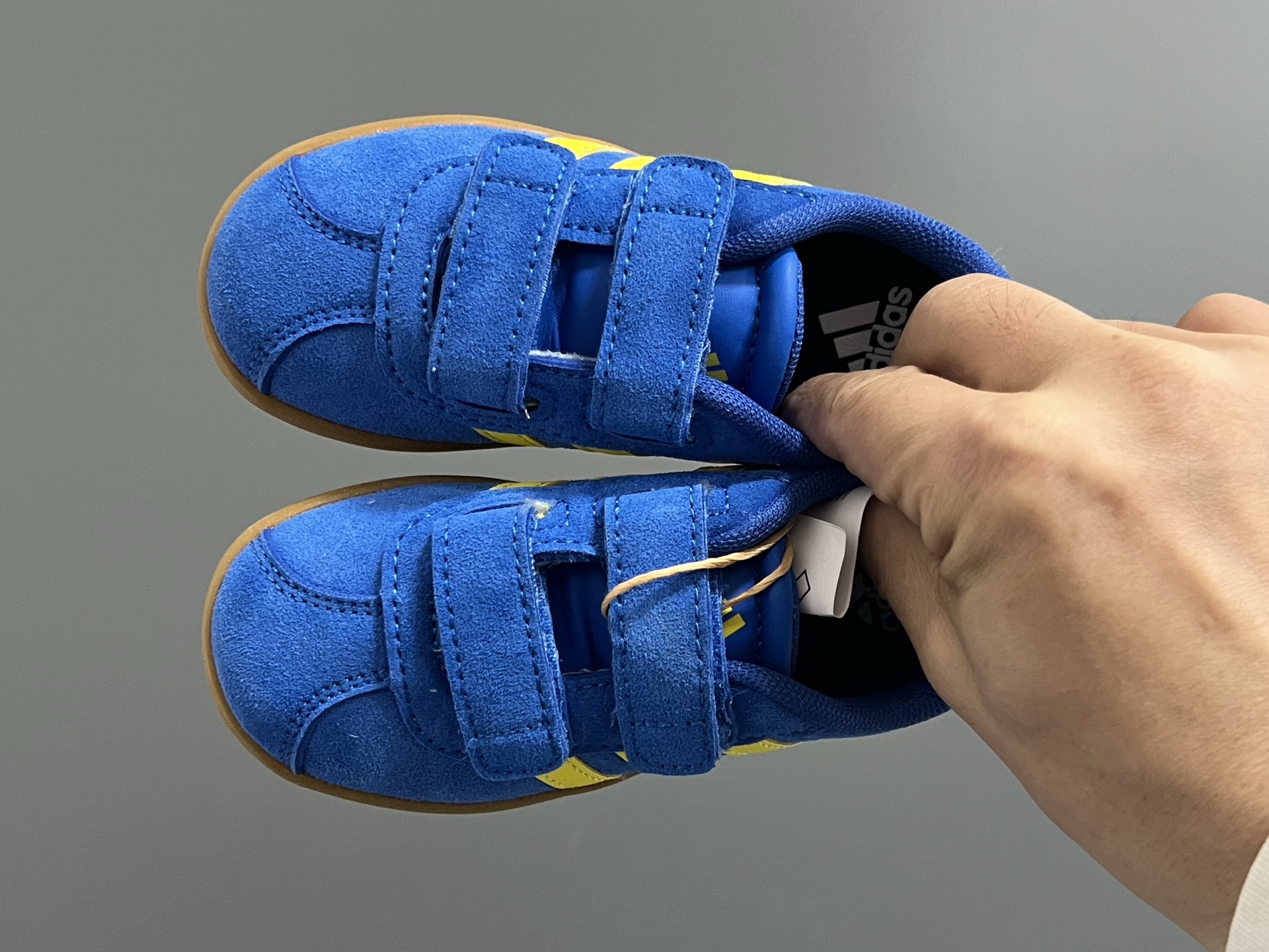 AD学院风儿童魔术贴休闲鞋22-37码 22-27码双扣魔术贴 28-37码魔术贴➕松紧带 优质皮料，质感超高级‼️魔术贴设计，穿脱方便✌🏻 耐磨防滑大底，满足日常生活👍🏻-选品中心