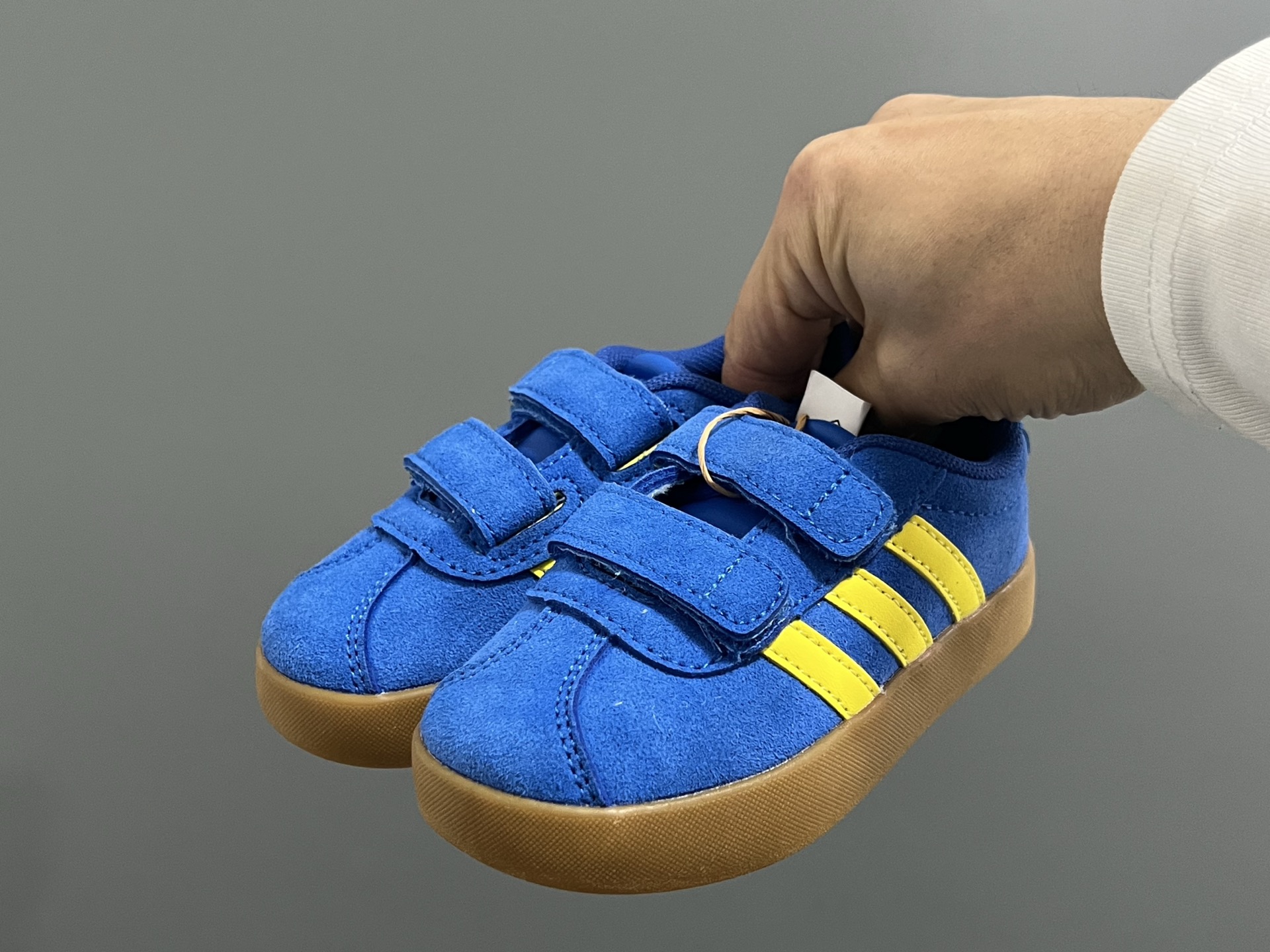 图片[2]-AD学院风儿童魔术贴休闲鞋22-37码 22-27码双扣魔术贴 28-37码魔术贴➕松紧带 优质皮料，质感超高级‼️魔术贴设计，穿脱方便✌🏻 耐磨防滑大底，满足日常生活👍🏻-选品中心