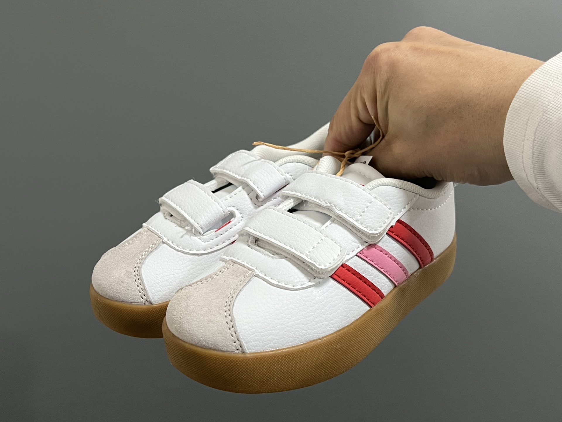 图片[2]-AD学院风儿童魔术贴休闲鞋22-37码 22-27码双扣魔术贴 28-37码魔术贴➕松紧带 优质皮料，质感超高级‼️魔术贴设计，穿脱方便✌🏻 耐磨防滑大底，满足日常生活👍🏻-选品中心