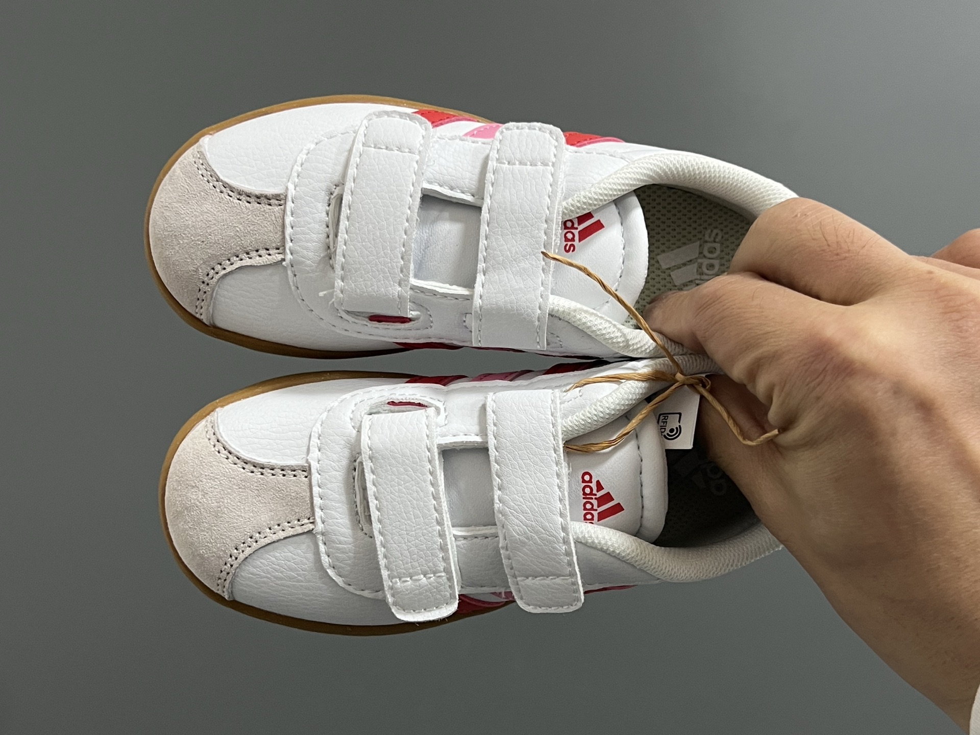 AD学院风儿童魔术贴休闲鞋22-37码 22-27码双扣魔术贴 28-37码魔术贴➕松紧带 优质皮料，质感超高级‼️魔术贴设计，穿脱方便✌🏻 耐磨防滑大底，满足日常生活👍🏻-选品中心