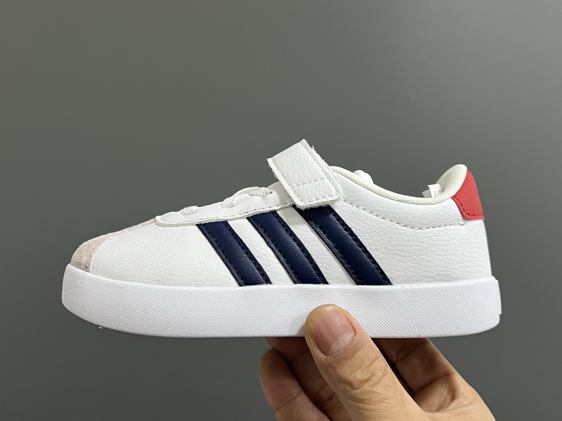 图片[4]-AD学院风儿童魔术贴休闲鞋22-37码 22-27码双扣魔术贴 28-37码魔术贴➕松紧带 优质皮料，质感超高级‼️魔术贴设计，穿脱方便✌🏻 耐磨防滑大底，满足日常生活👍🏻-选品中心