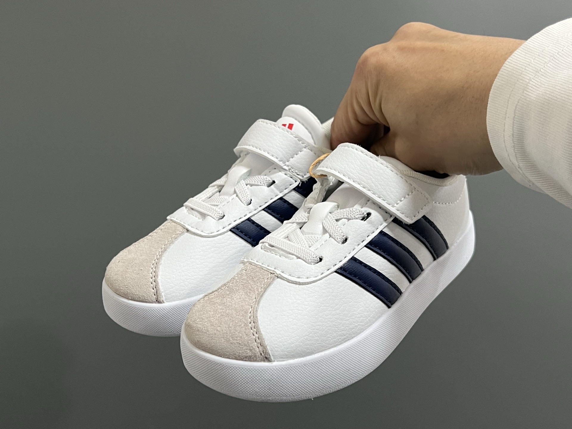 图片[2]-AD学院风儿童魔术贴休闲鞋22-37码 22-27码双扣魔术贴 28-37码魔术贴➕松紧带 优质皮料，质感超高级‼️魔术贴设计，穿脱方便✌🏻 耐磨防滑大底，满足日常生活👍🏻-选品中心