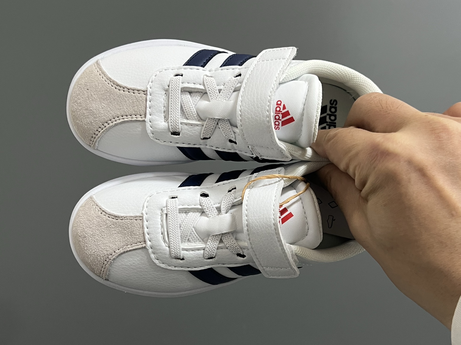 AD学院风儿童魔术贴休闲鞋22-37码 22-27码双扣魔术贴 28-37码魔术贴➕松紧带 优质皮料，质感超高级‼️魔术贴设计，穿脱方便✌🏻 耐磨防滑大底，满足日常生活👍🏻-选品中心