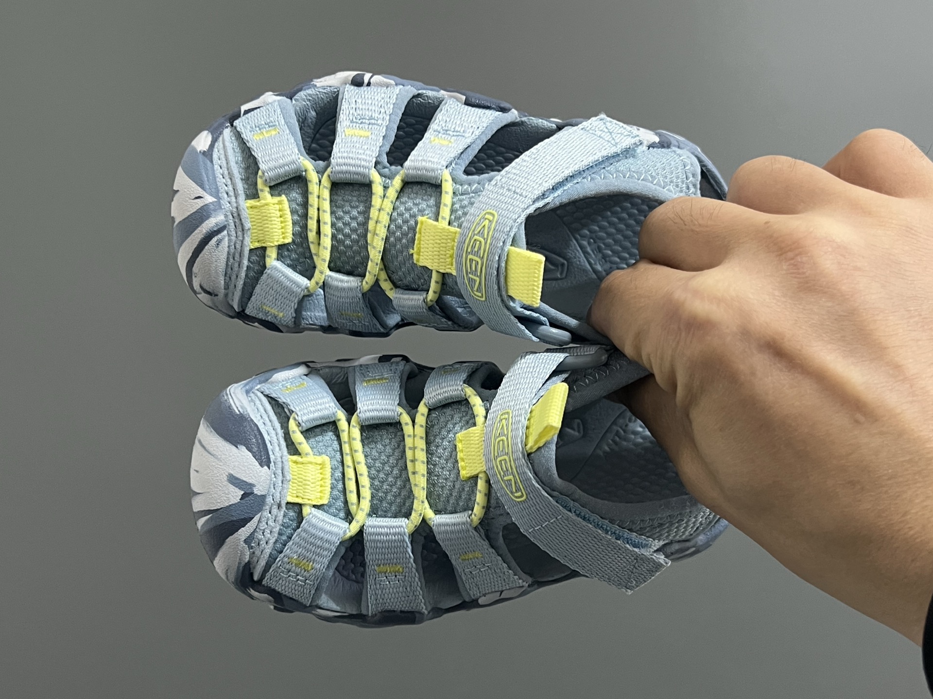 KEEN 潮牌新款Hyperport H2超轻涉水儿童户外溯溪鞋凉鞋 尺码:24-35码 潮牌KEEN溯溪⛺️新款🆕 原装高端1:1定制版👍🏻 放心入就对啦✌🏻 溯溪两穿凉鞋,超级实穿✔️ 彩虹色系搭配,超级夏天🏝️-选品中心