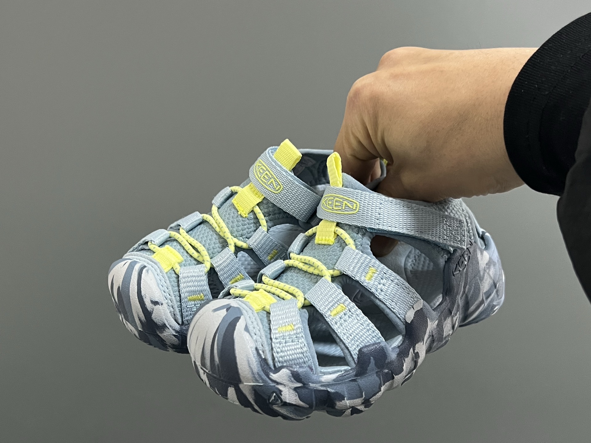 图片[2]-KEEN 潮牌新款Hyperport H2超轻涉水儿童户外溯溪鞋凉鞋 尺码：24-35码 潮牌KEEN溯溪⛺️新款🆕 原装高端1：1定制版👍🏻 放心入就对啦✌🏻 溯溪两穿凉鞋，超级实穿✔️ 彩虹色系搭配，超级夏天🏝️-选品中心