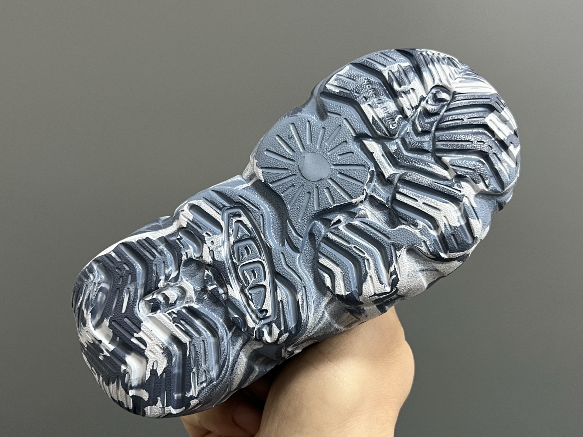 图片[5]-KEEN 潮牌新款Hyperport H2超轻涉水儿童户外溯溪鞋凉鞋 尺码：24-35码 潮牌KEEN溯溪⛺️新款🆕 原装高端1：1定制版👍🏻 放心入就对啦✌🏻 溯溪两穿凉鞋，超级实穿✔️ 彩虹色系搭配，超级夏天🏝️-选品中心