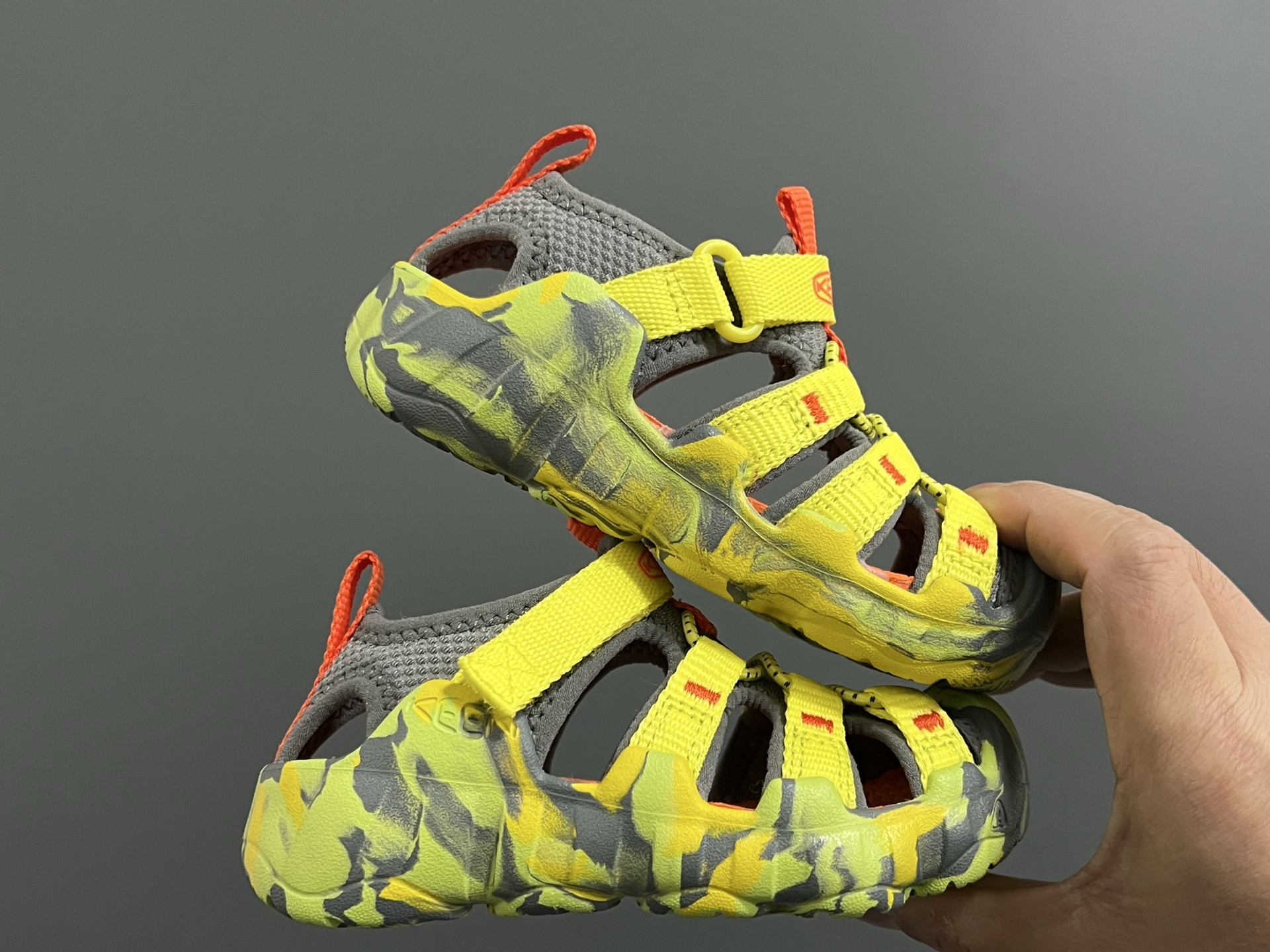 图片[9]-KEEN 潮牌新款Hyperport H2超轻涉水儿童户外溯溪鞋凉鞋 尺码：24-35码 潮牌KEEN溯溪⛺️新款🆕 原装高端1：1定制版👍🏻 放心入就对啦✌🏻 溯溪两穿凉鞋，超级实穿✔️ 彩虹色系搭配，超级夏天🏝️-选品中心